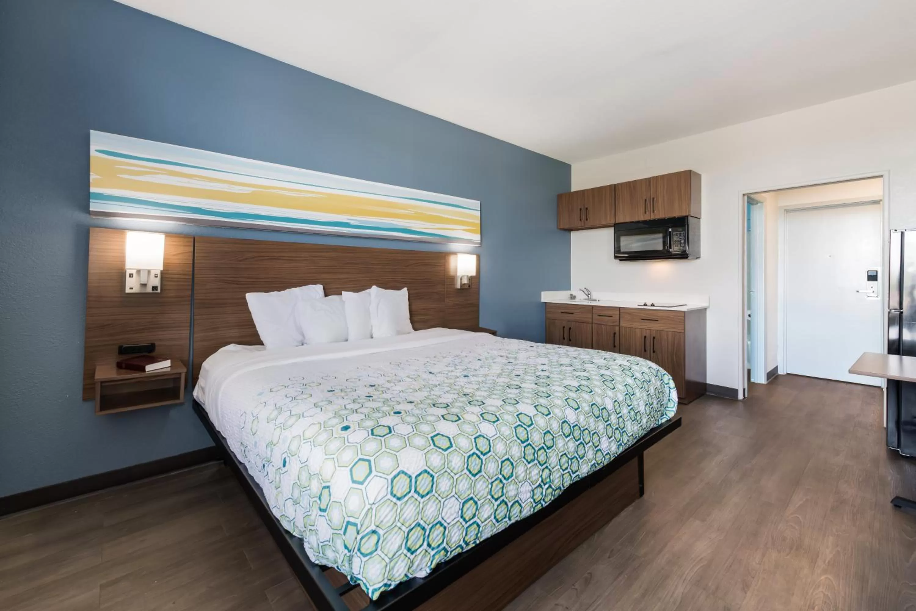 Studio King Room Non-Smoking in HomeTowne Studios by Red Roof Newport News - Hampton West