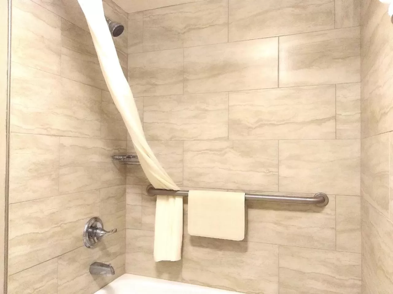 Queen Room with Bathtub - Disability Access/Non-Smoking in Best Western Plus Cypress Creek