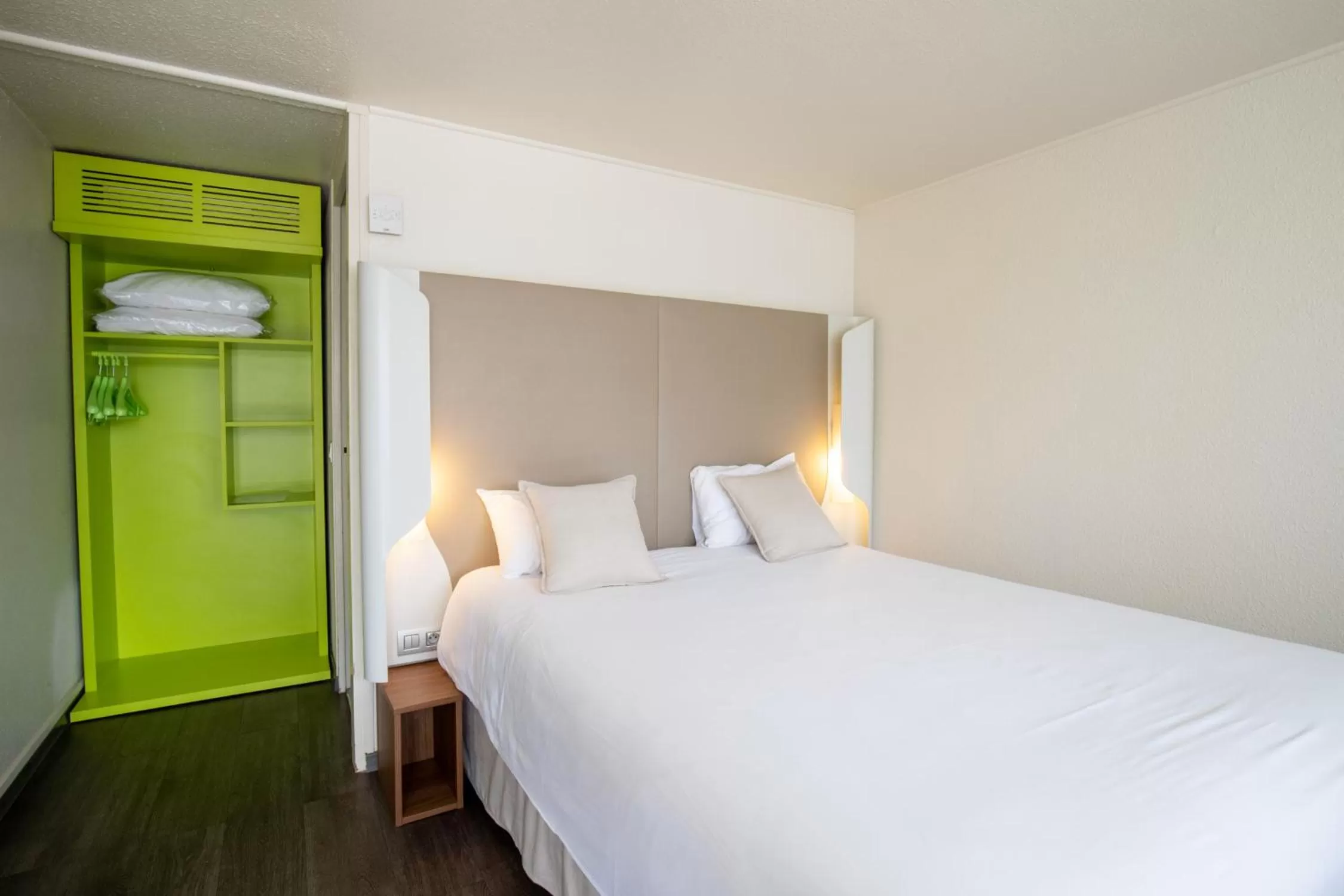 Standard Twin Room with One Single Bed - Up to Ten Years in Campanile Reims Sud Bezannes