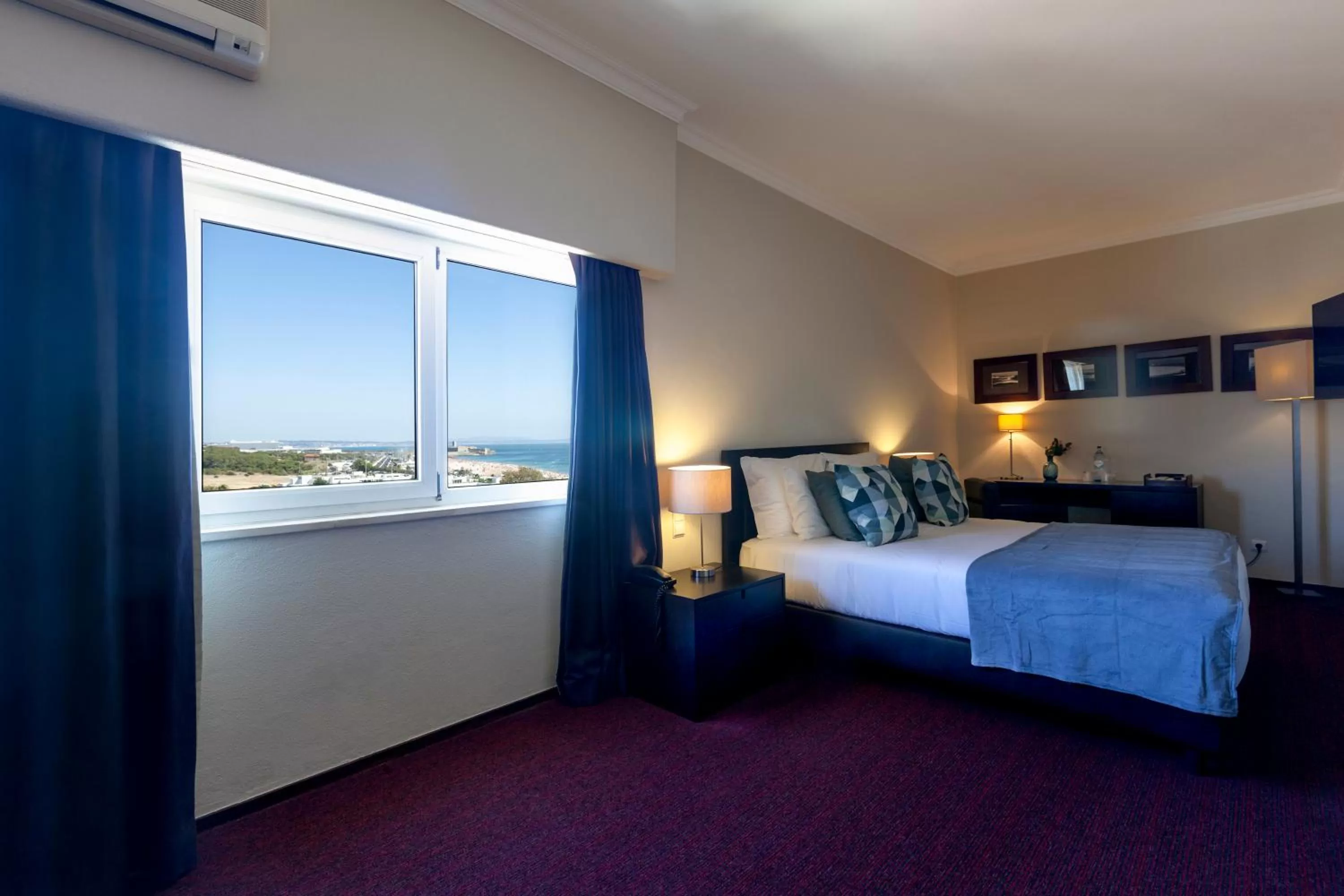Junior Suite with Sea View and Balcony in Carcavelos Beach Hotel