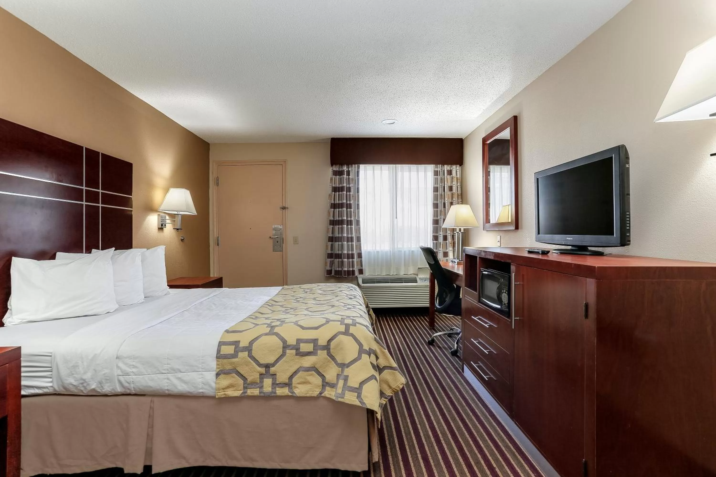 Queen Room - Disability Access/Non-Smoking in Baymont by Wyndham Bowling Green