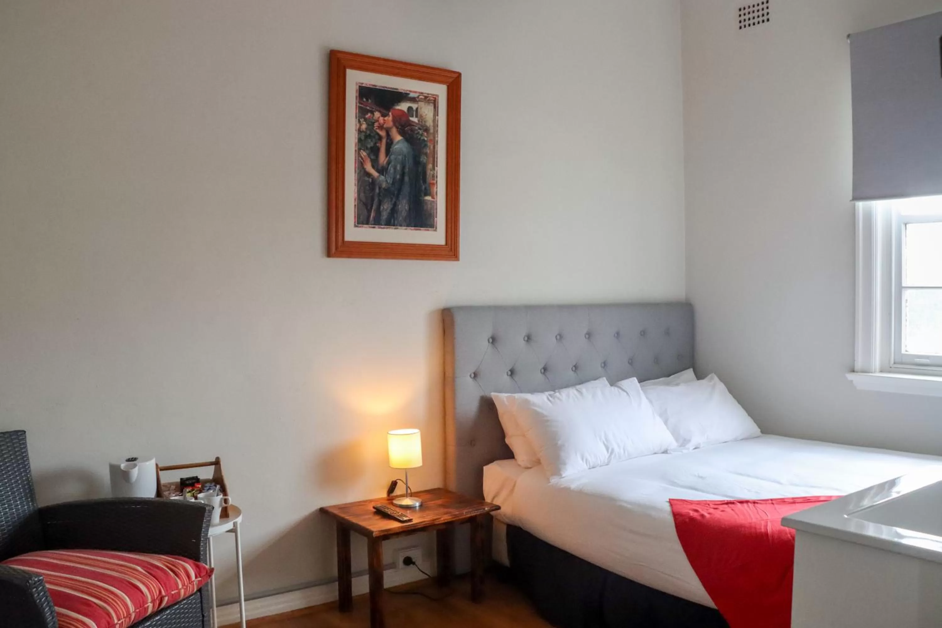 Queen Room with Shared Bathroom in Tates Hotel Windsor