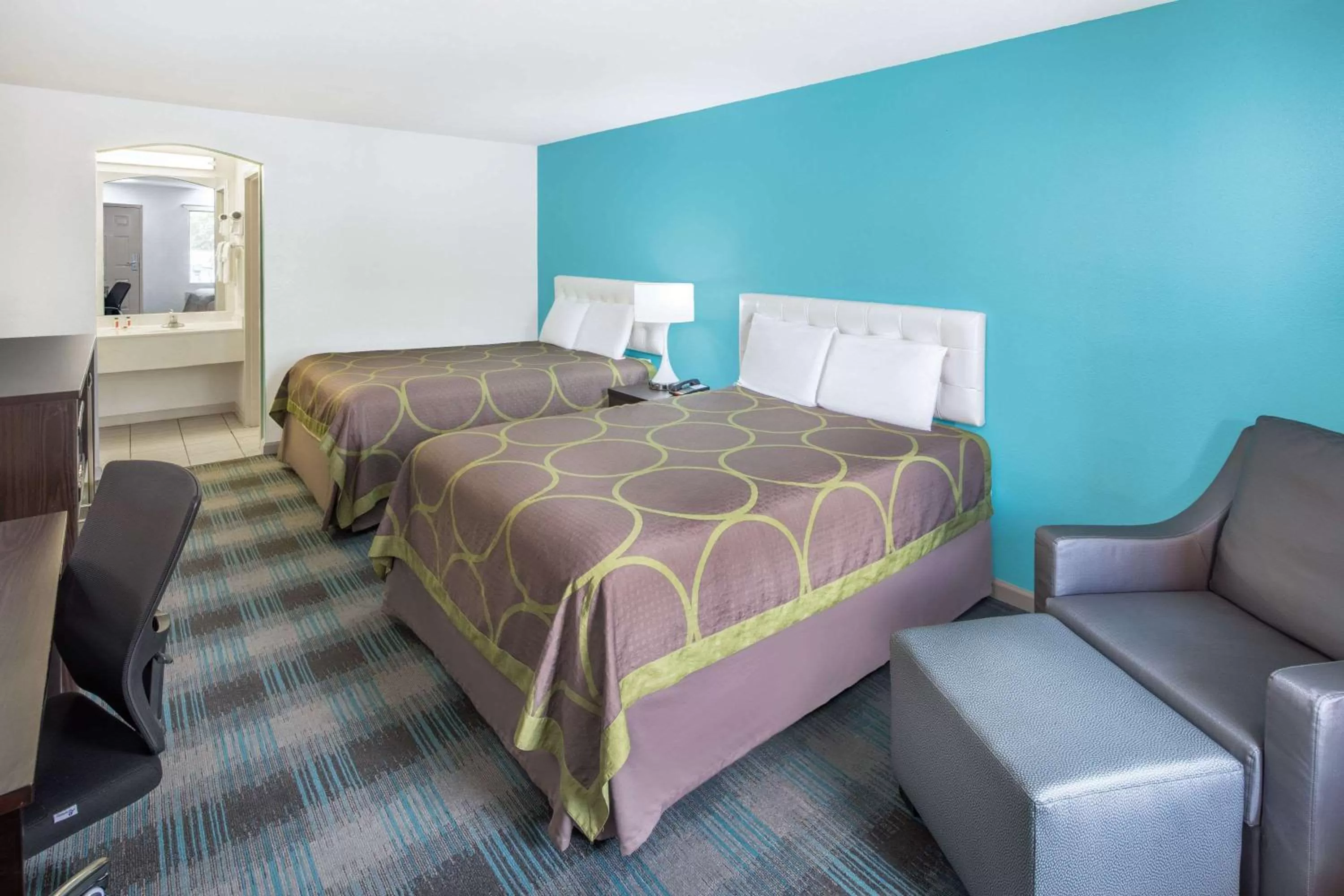 Queen Room with Two Queen Beds - Non-Smoking in Howard Johnson by Wyndham Vicksburg