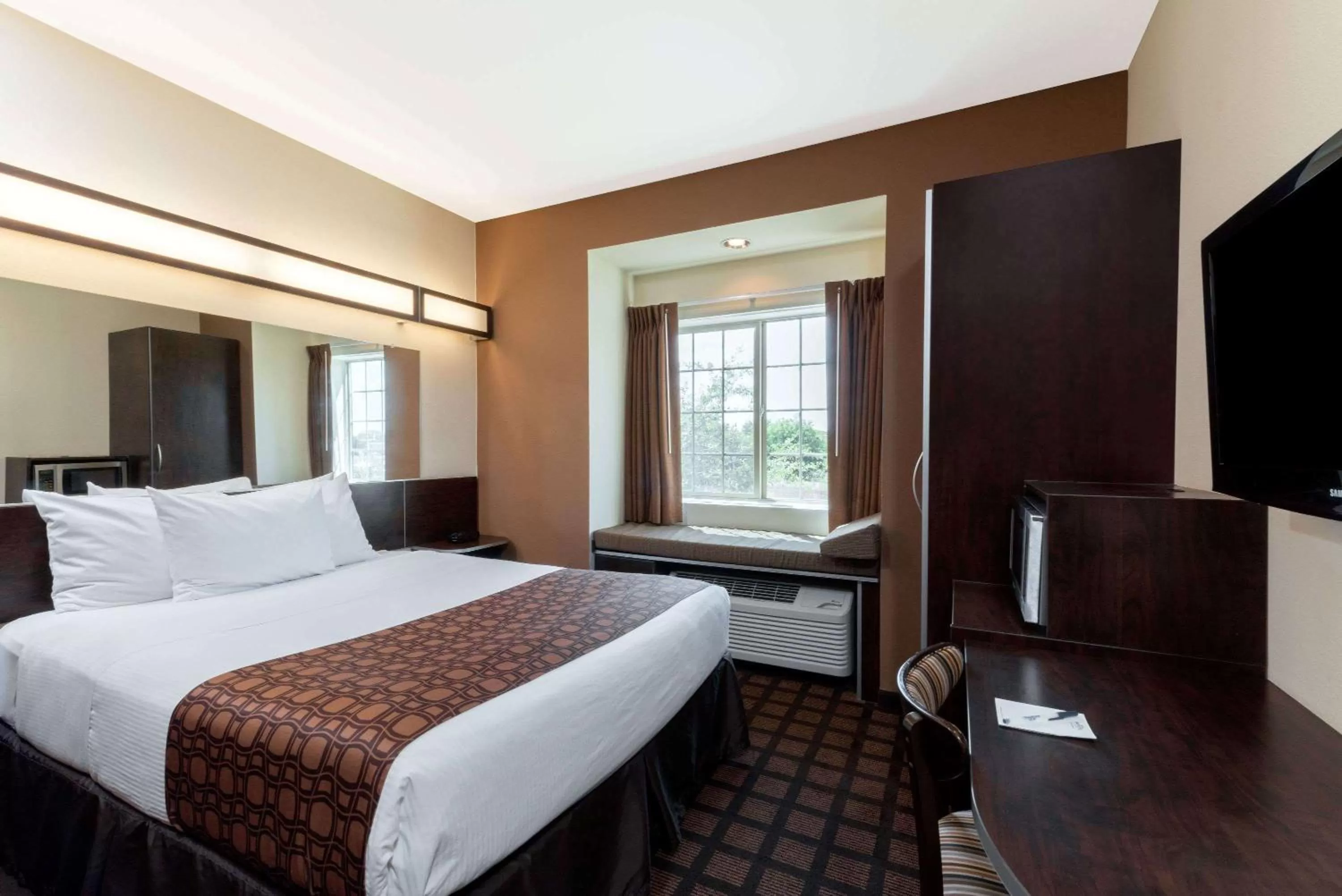 Queen Room with Roll-In Shower - Mobility/Hearing Accessible - Non-Smoking in Microtel Inn and Suites Eagle Pass
