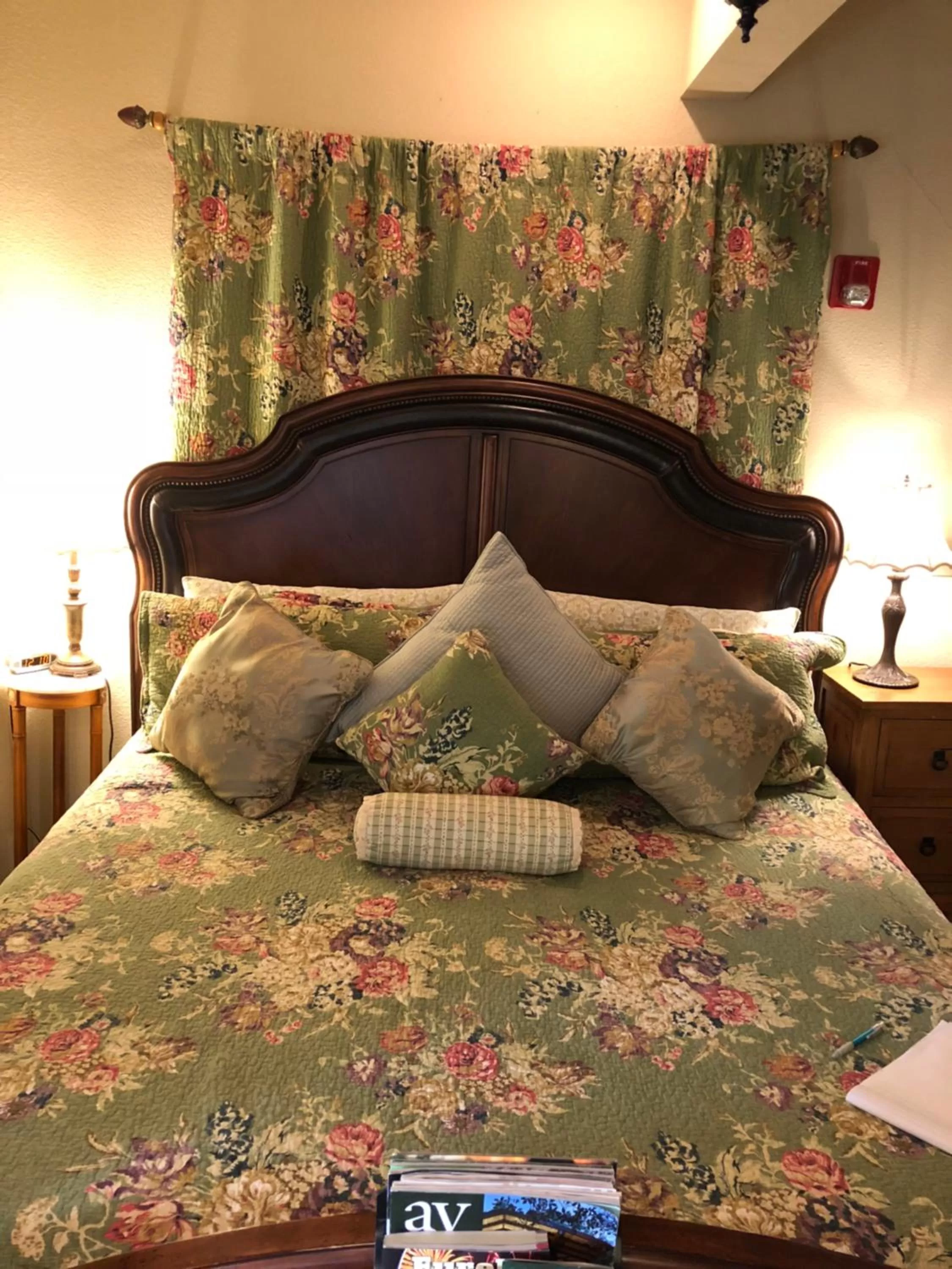 Deluxe King Suite in All Seasons Inn