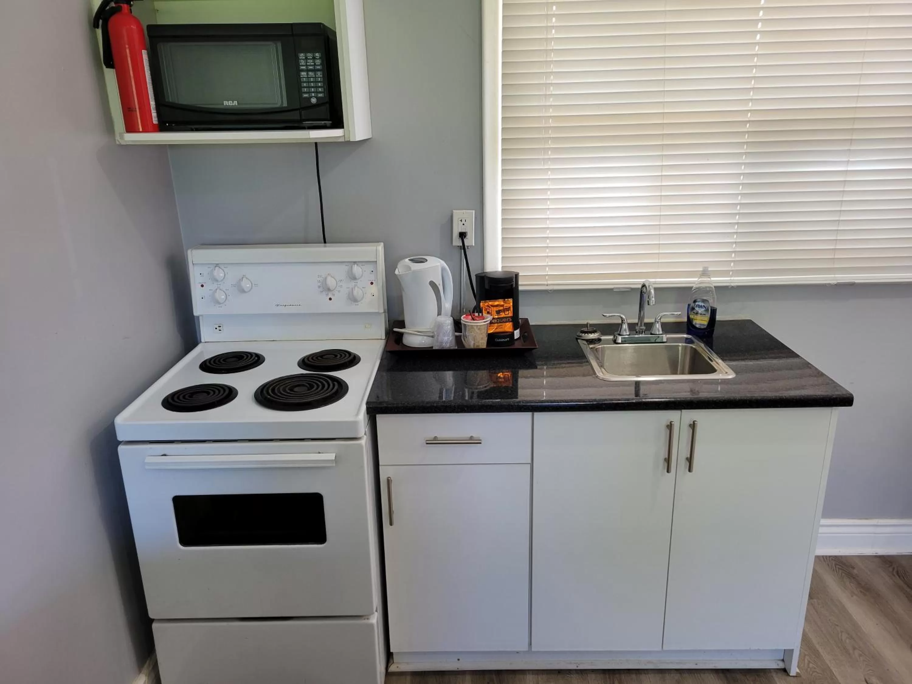 1 Queen Bed Full Kitchen Non-Smoking in Knights Inn Cobourg