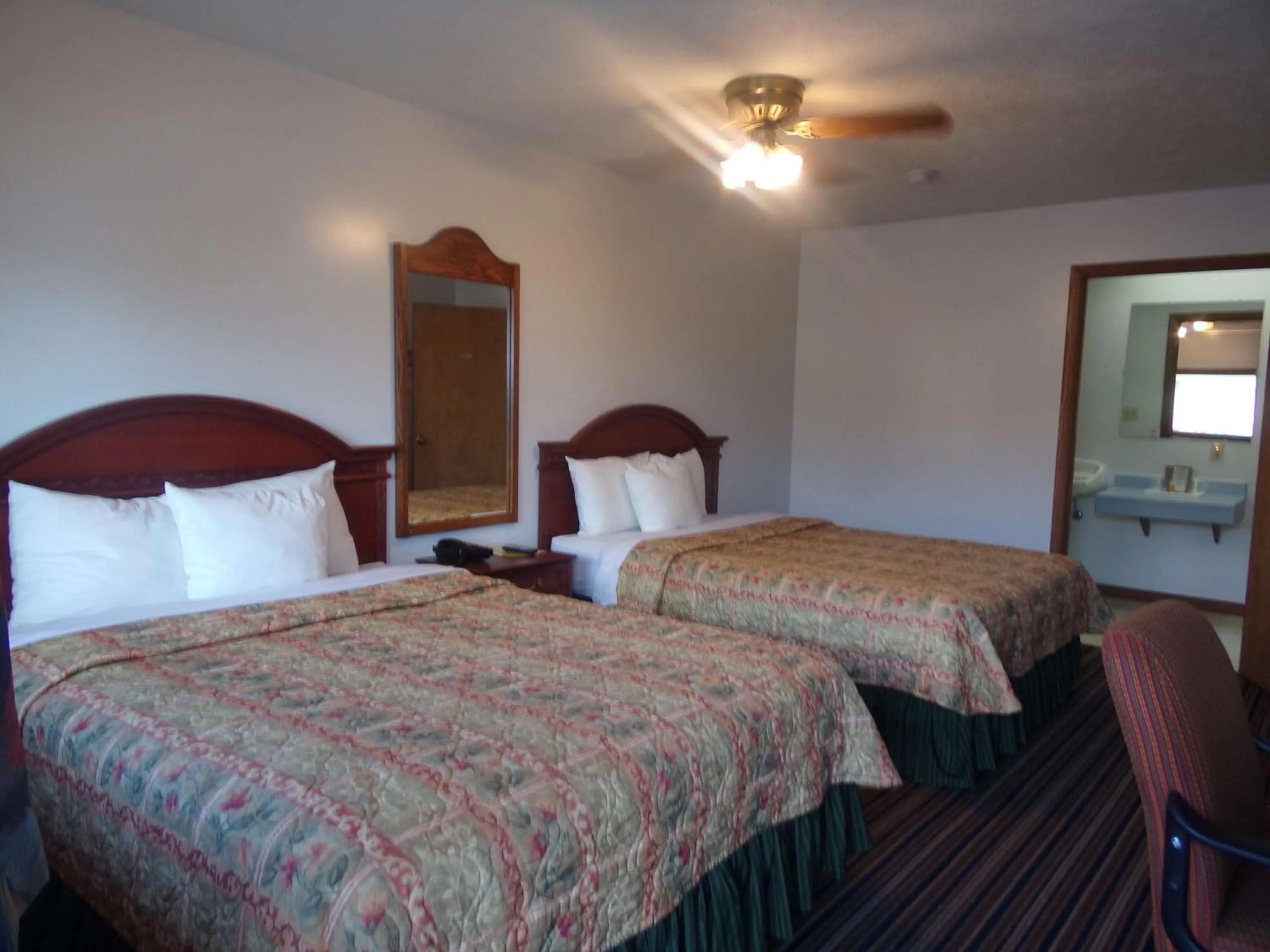 Double Room with Two Double Beds in Huggy Bear Motel - Warren