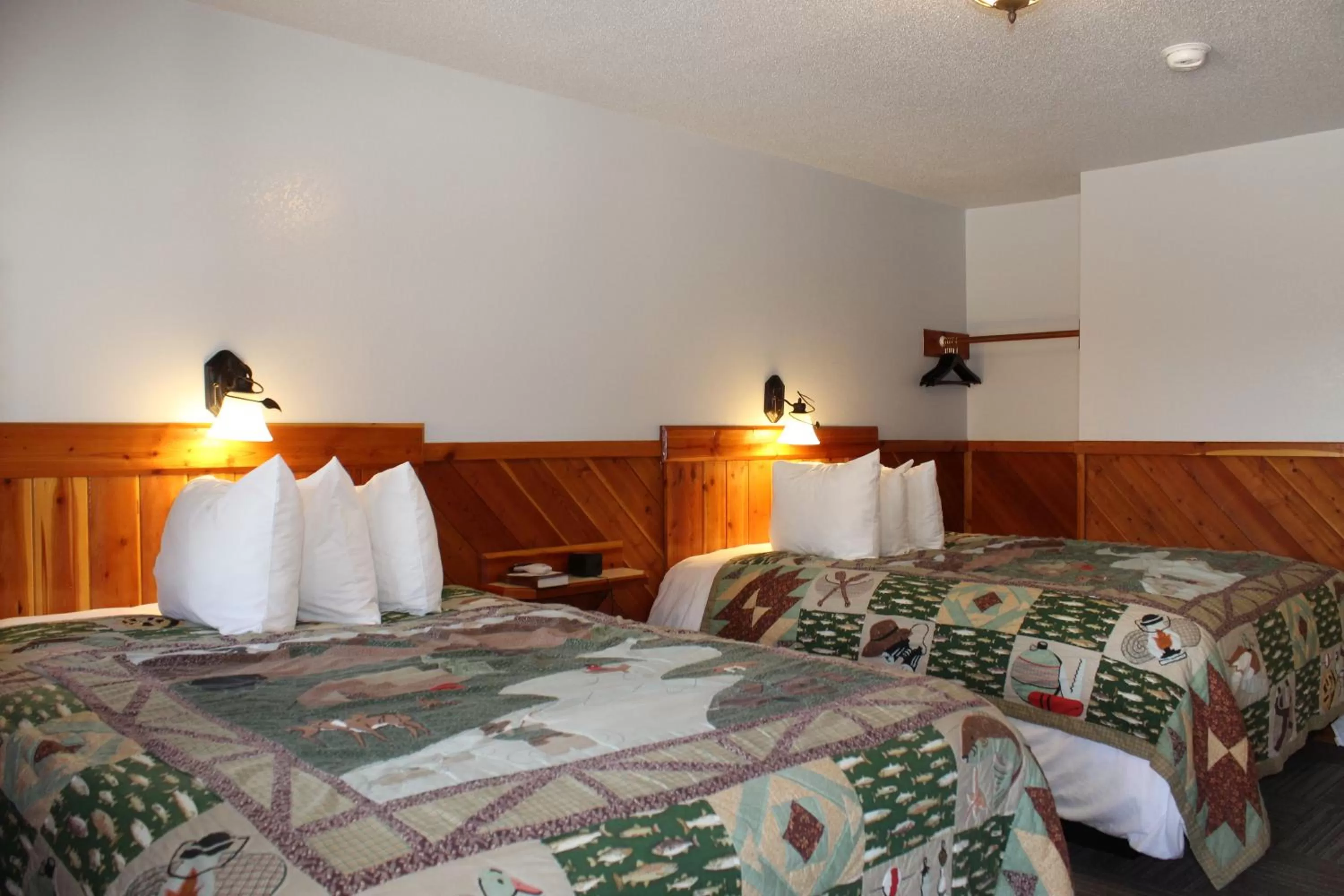 Queen Room with Two Queen Beds in Alpine Motel of Cooke City