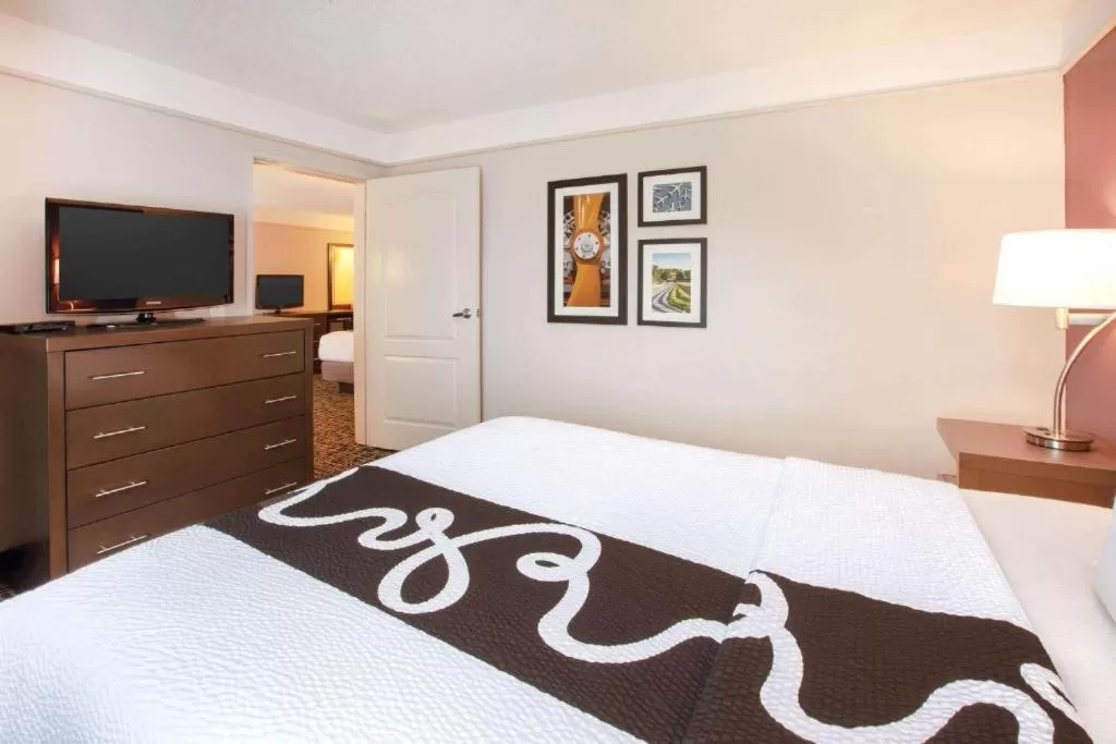 Two-Bedroom Deluxe Executive Queen Suite - Non-Smoking
 in La Quinta by Wyndham Cincinnati Airport Florence