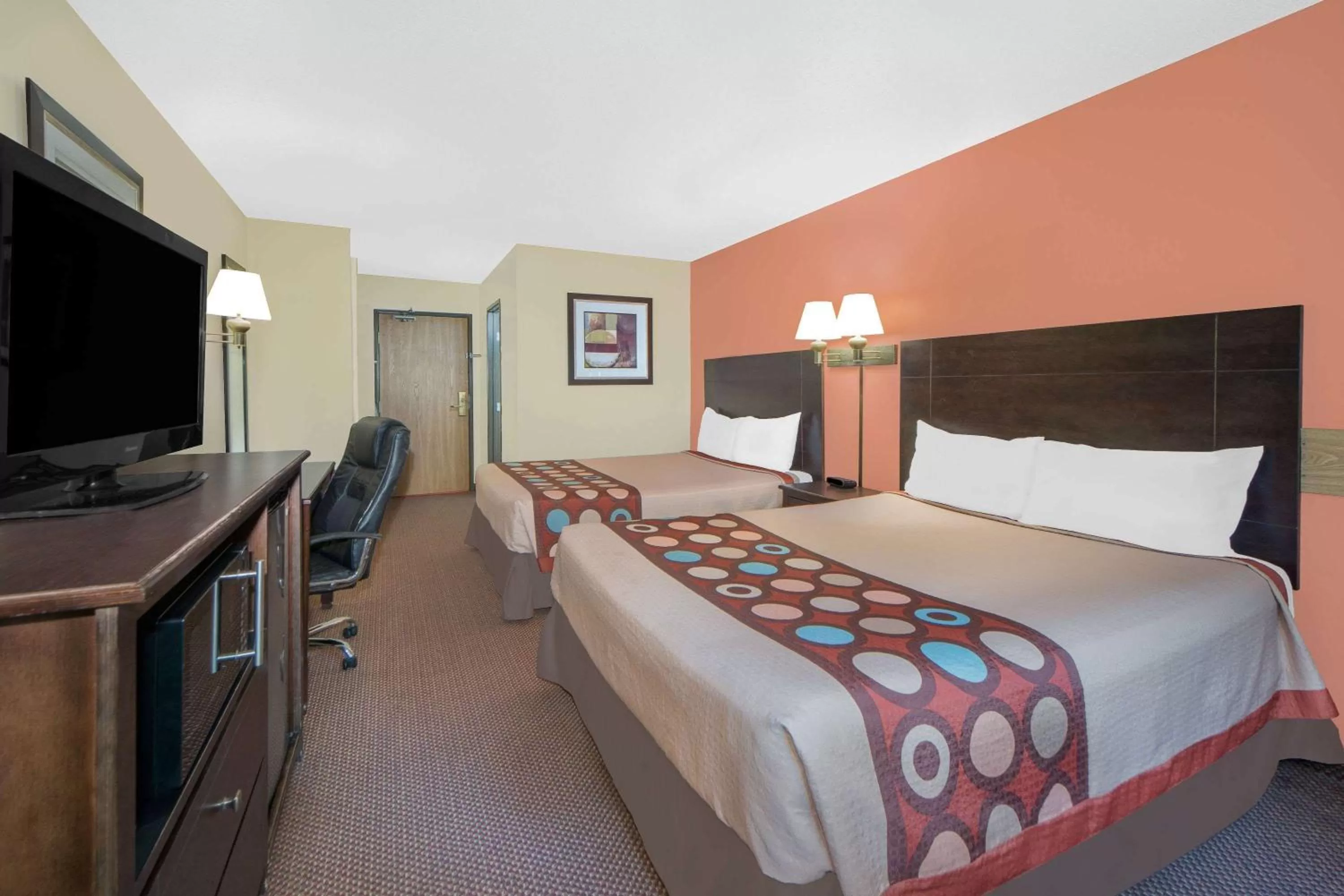 Queen Bed and Twin Bed Room - Smoking in Super 8 by Wyndham Ottumwa