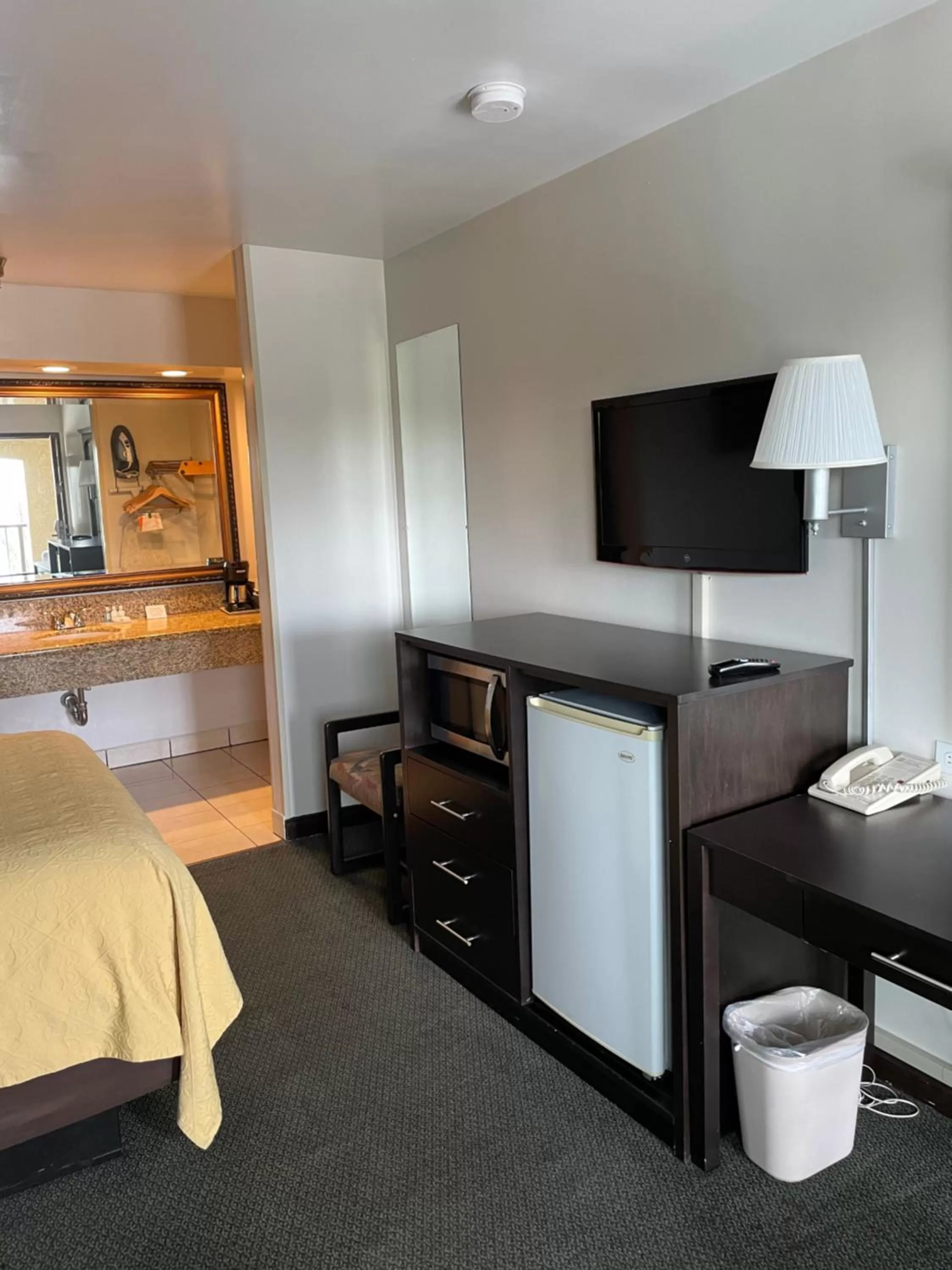 Standard Room, 1 Double Bed, Non Smoking in Quality Inn Ontario Airport Convention Center