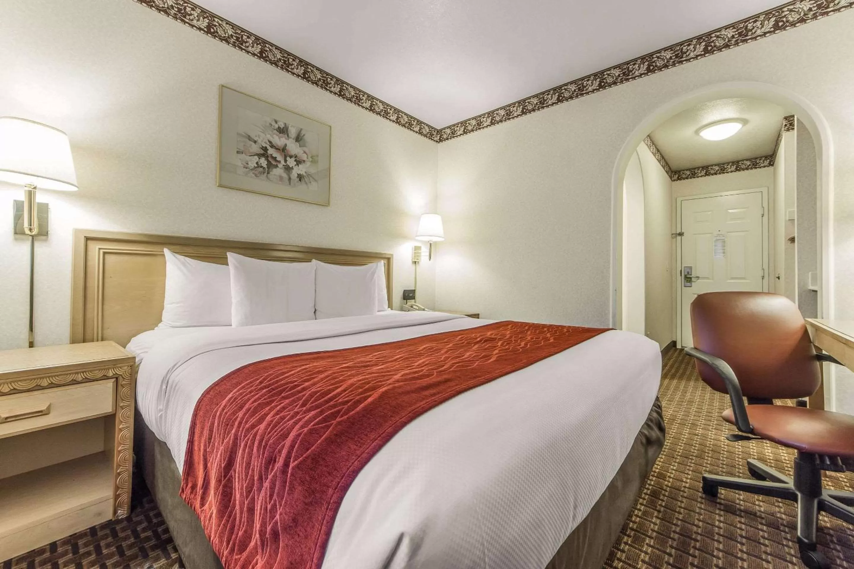 King Room Accessible with Roll-In Shower in Comfort Inn Palo Alto