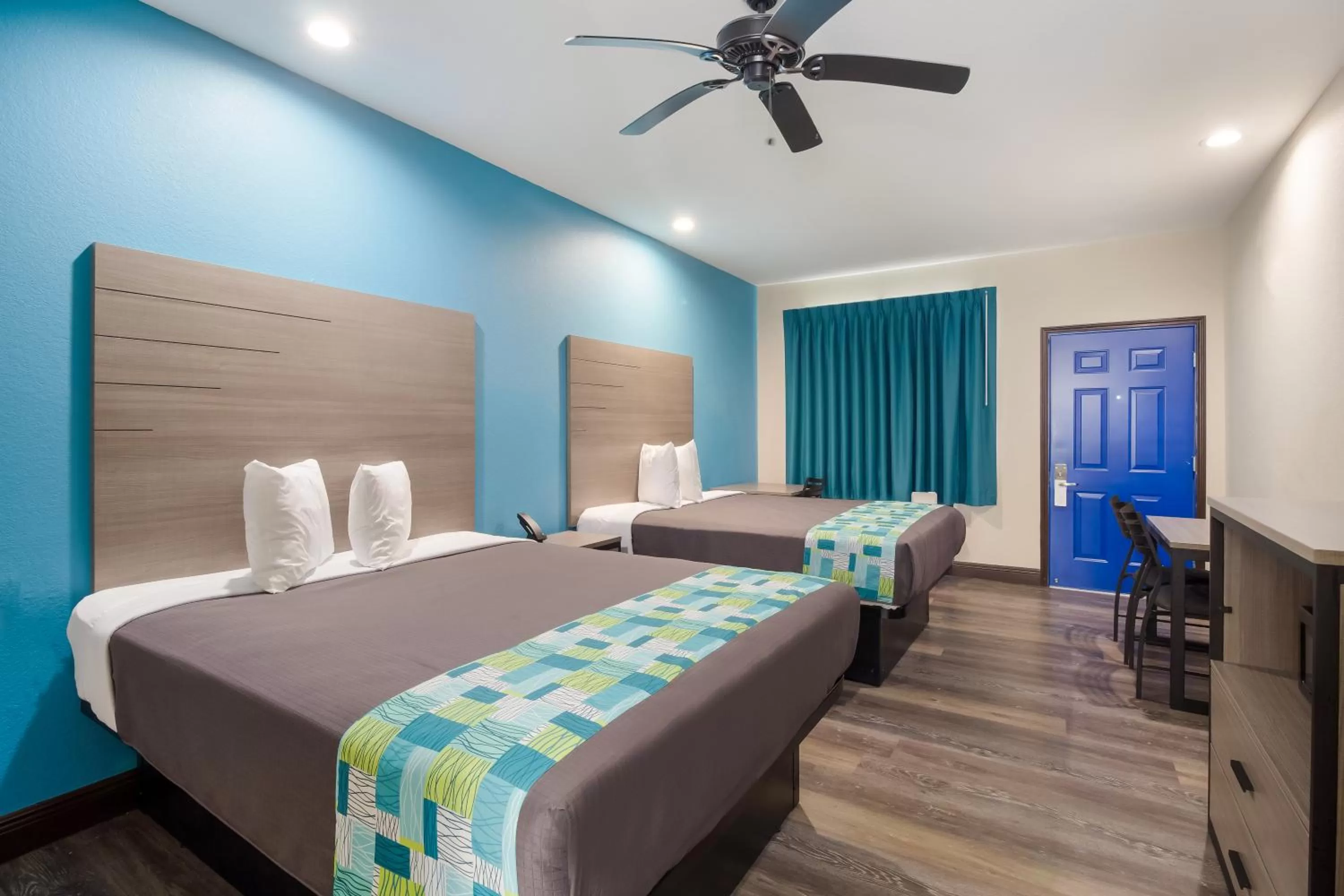 Deluxe Queen Room in Scottish Inns & Suites Hitchcock-Santa Fe