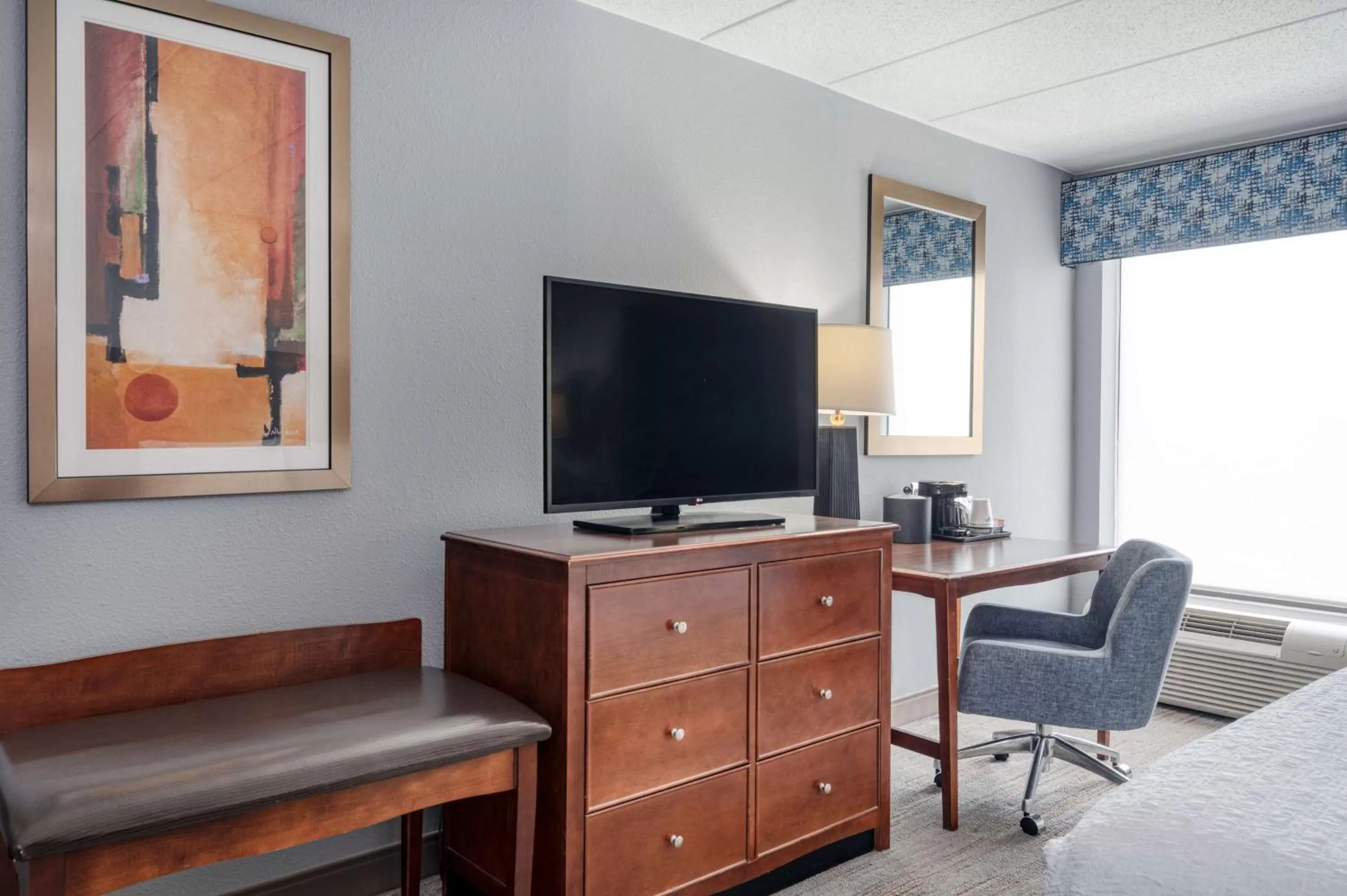 King Room with Sofa Bed and Study - Non-Smoking in Hampton Inn Baltimore/White Marsh