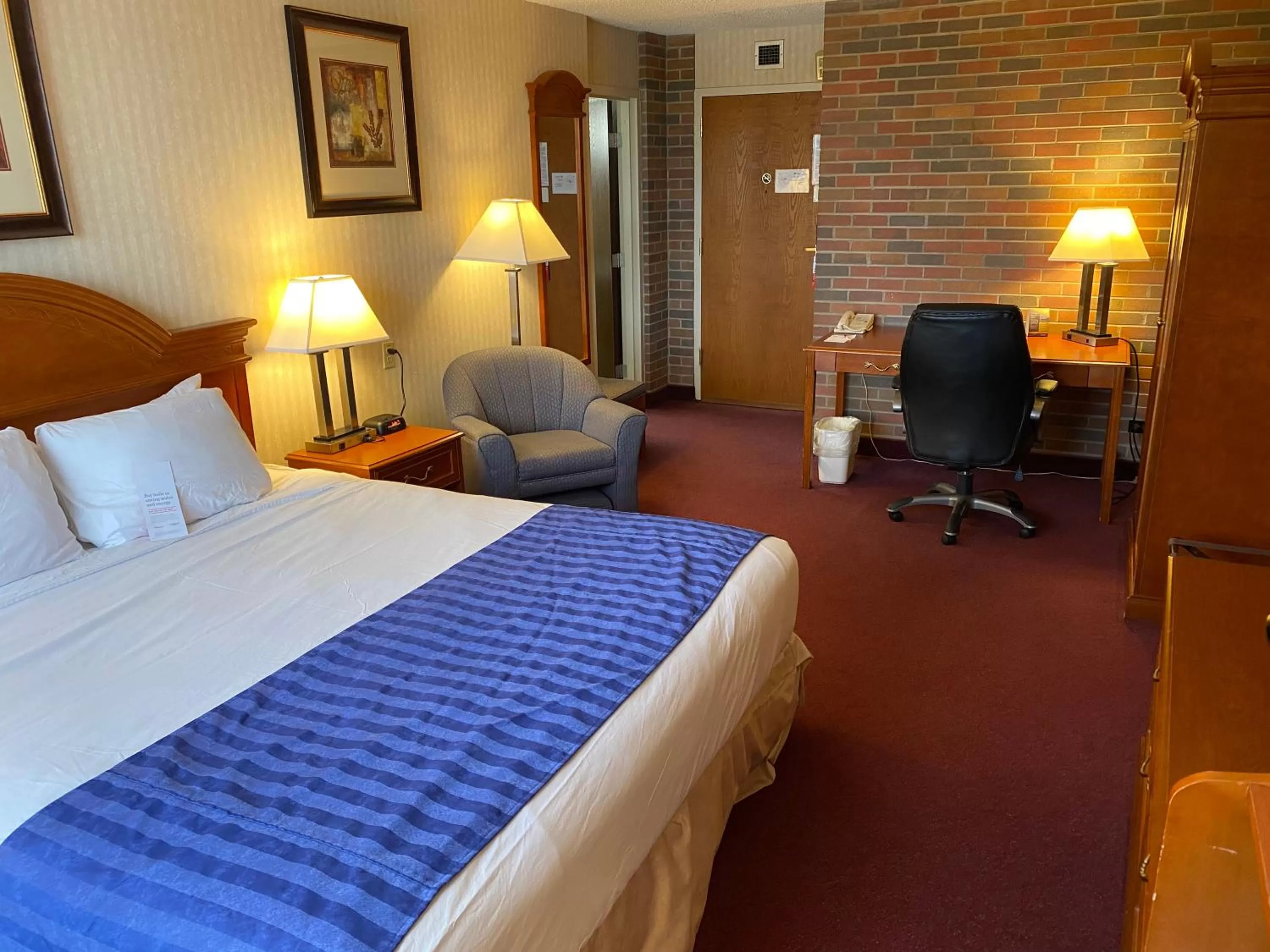 King Room- Non-Smoking in Ramada by Wyndham Lethbridge