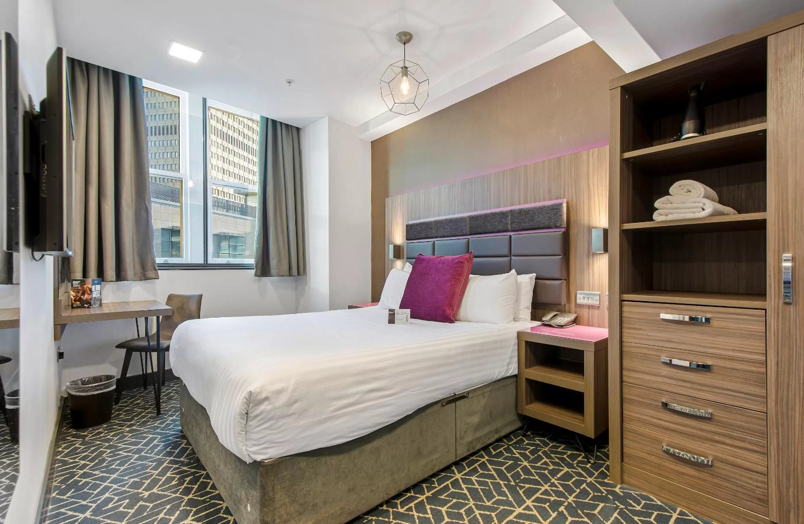 One-Bedroom Apartment in Roomzzz Manchester Victoria