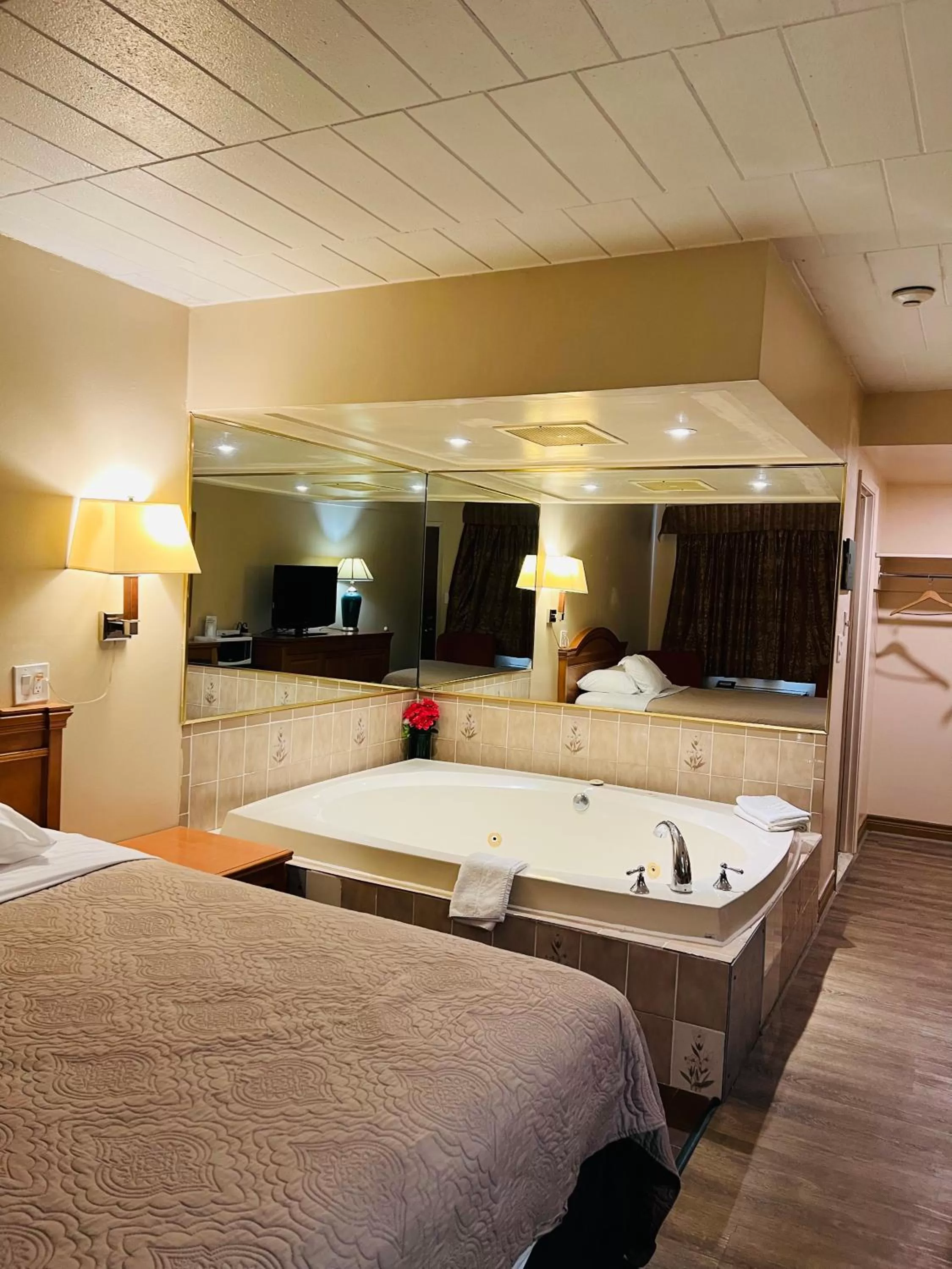 Queen Suite with Spa Bath in Sunset Inn