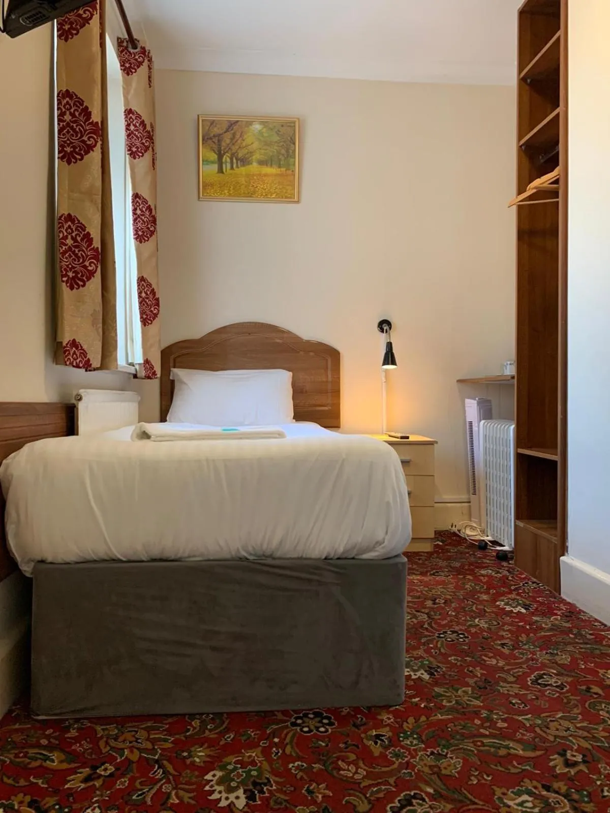 Single Room with Shared Bathroom in Twickenham Guest House