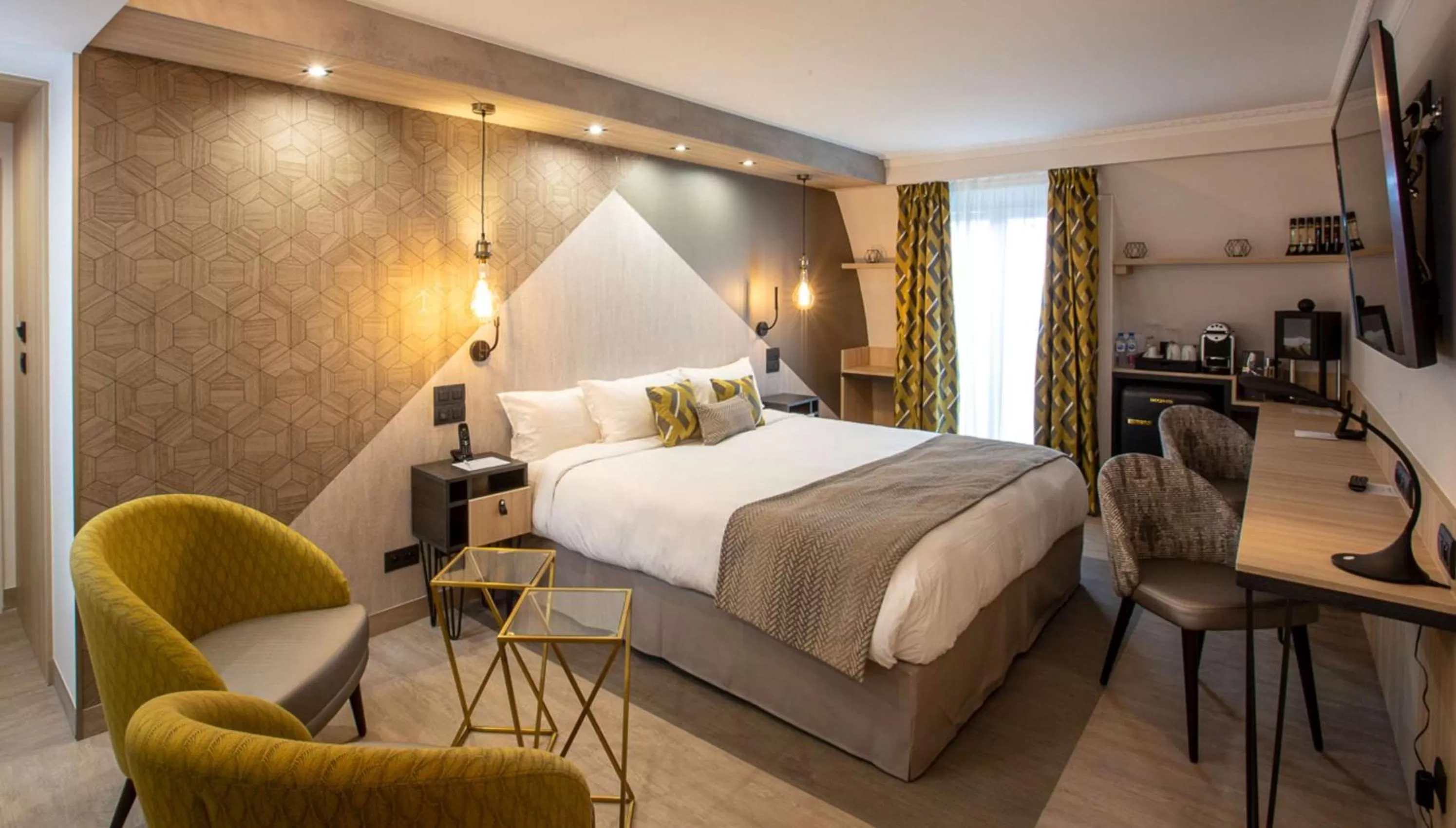 King Suite in Best Western Plus Opéra Batignolles