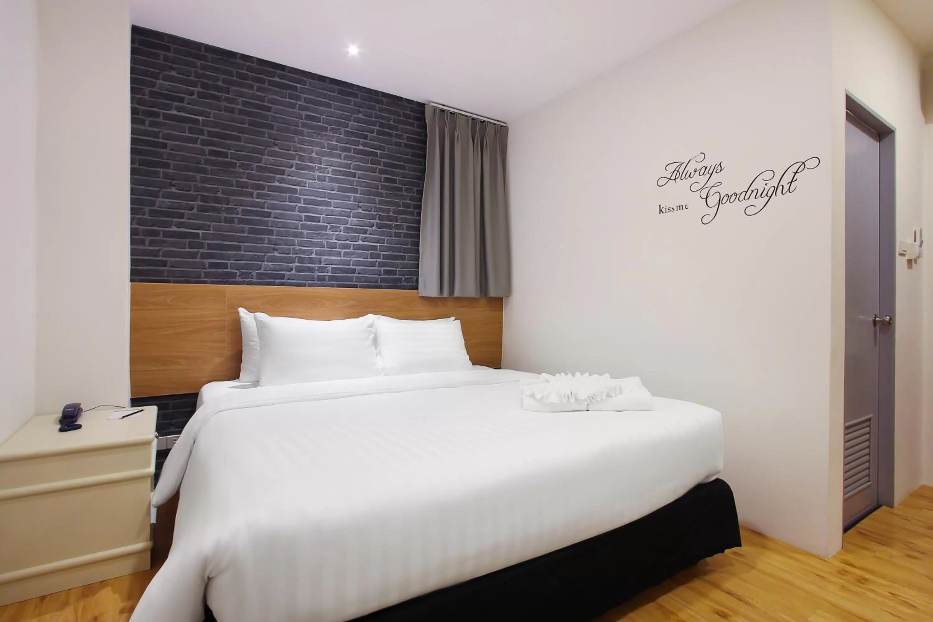 Standard King Room in Pula Silom