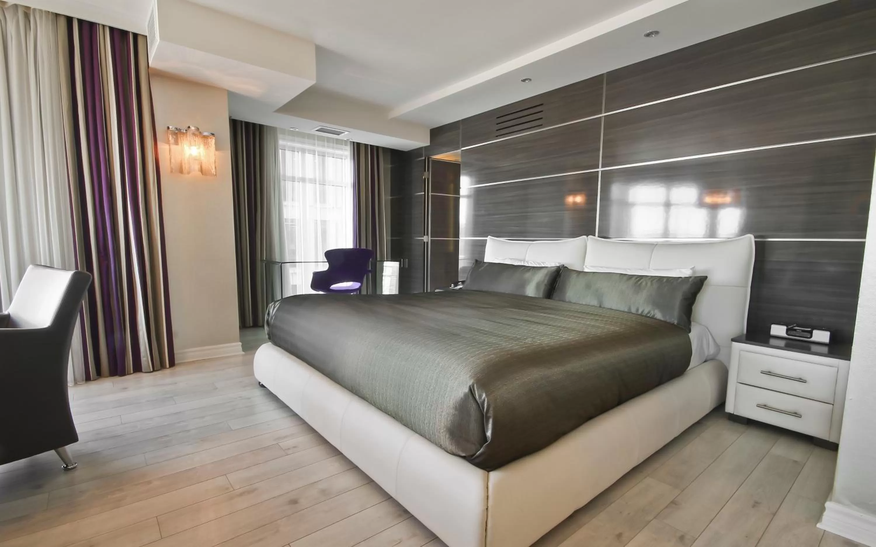 Luxury Studio with Panoramic City View, 1 king Bed and Sofa-Bed in Hôtel Palace Royal Centre-Ville Québec par JARO