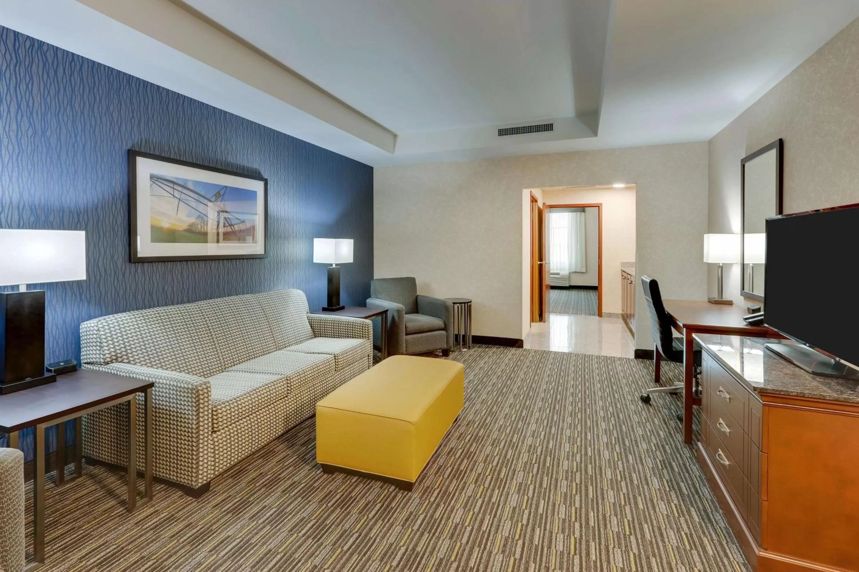 Superior King Suite in Drury Inn & Suites Sikeston