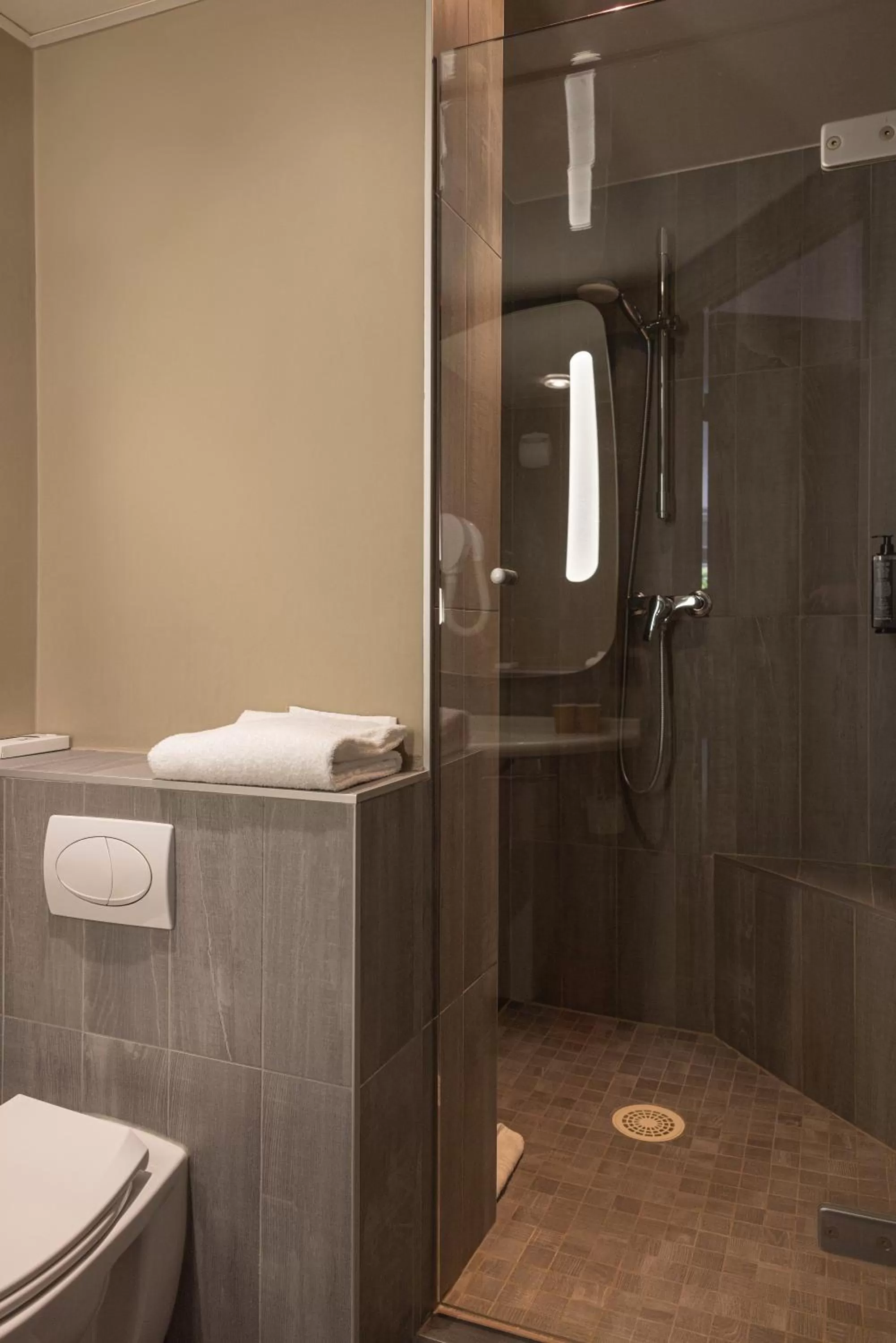 Standard Double Room in ibis Lyon Nord