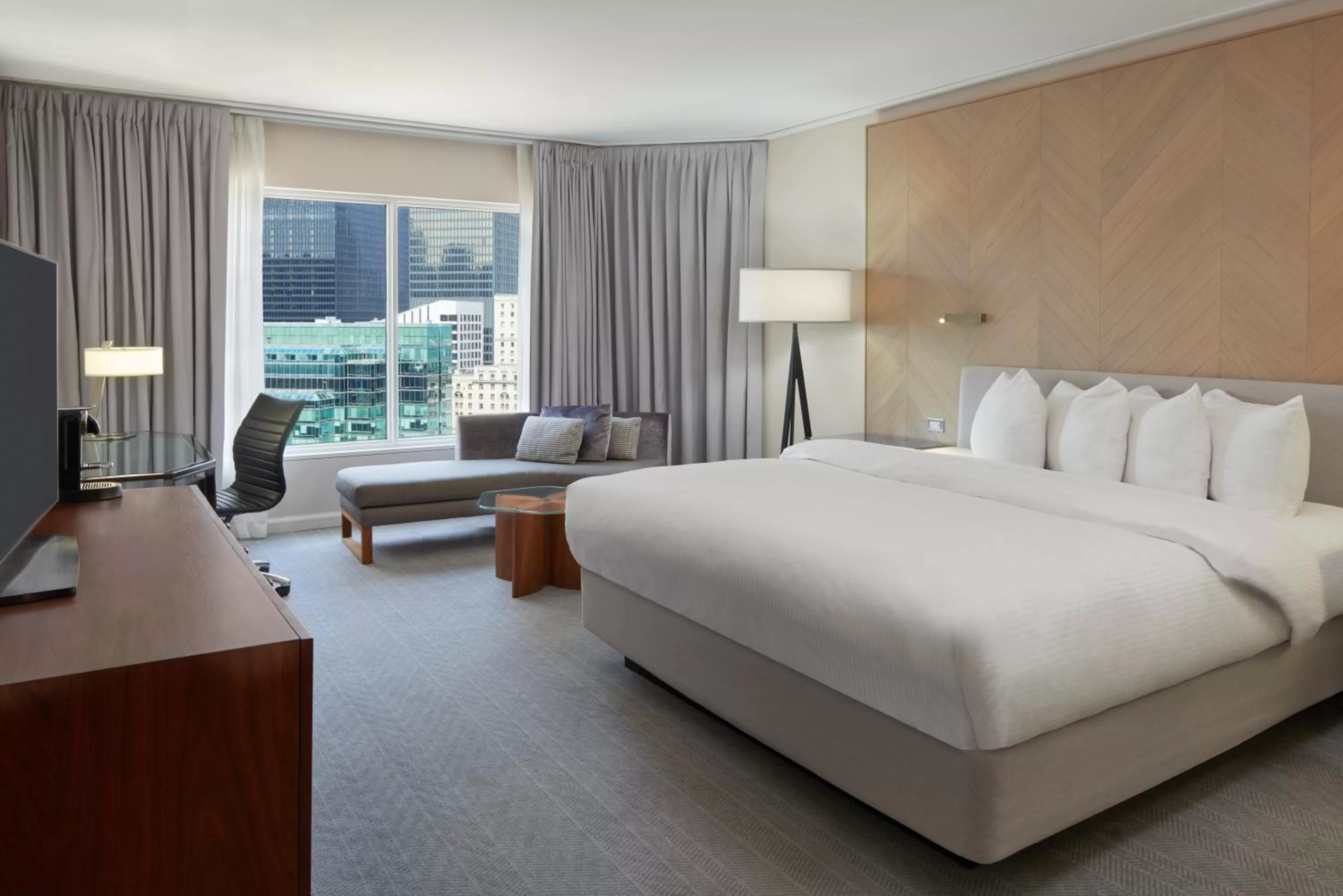 Premium King Room in InterContinental Toronto Centre by IHG
