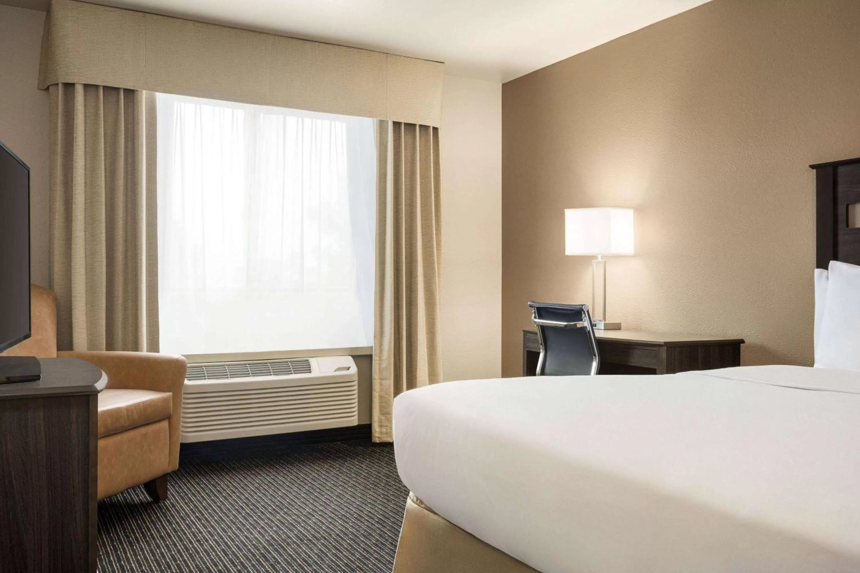 Queen Room - Non-Smoking in Baymont by Wyndham Hearne