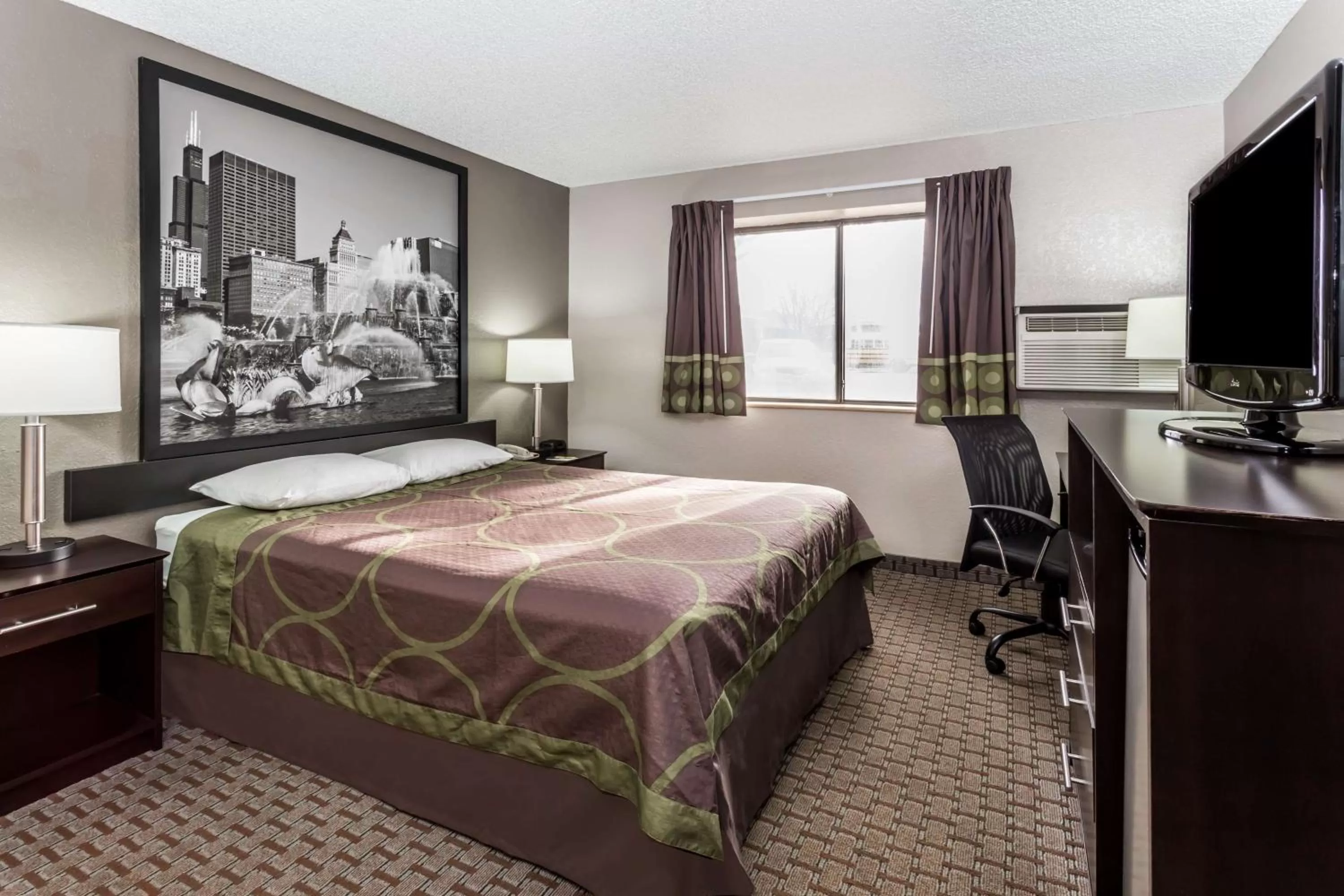 King Room- Non-Smoking in Super 8 by Wyndham Mundelein/Libertyville Area