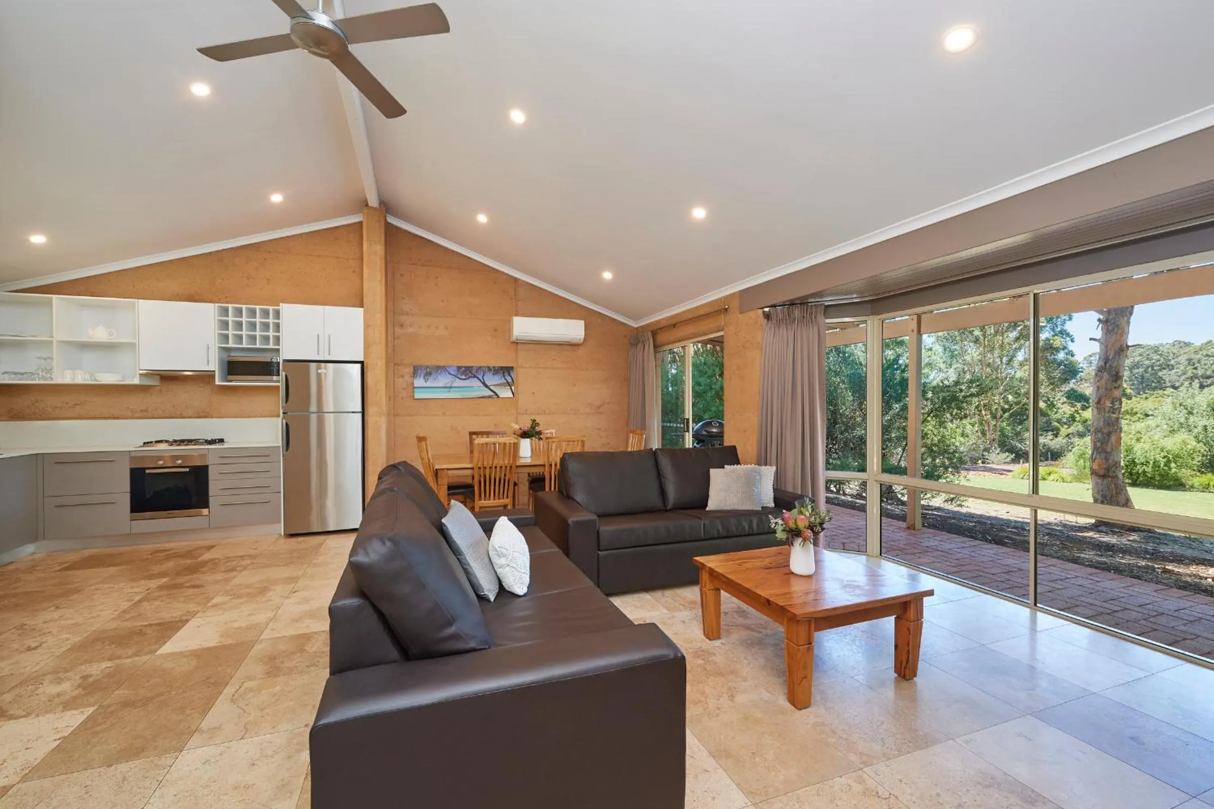 Two-Bedroom Queen & Twin Chalet in Eight Willows Retreat