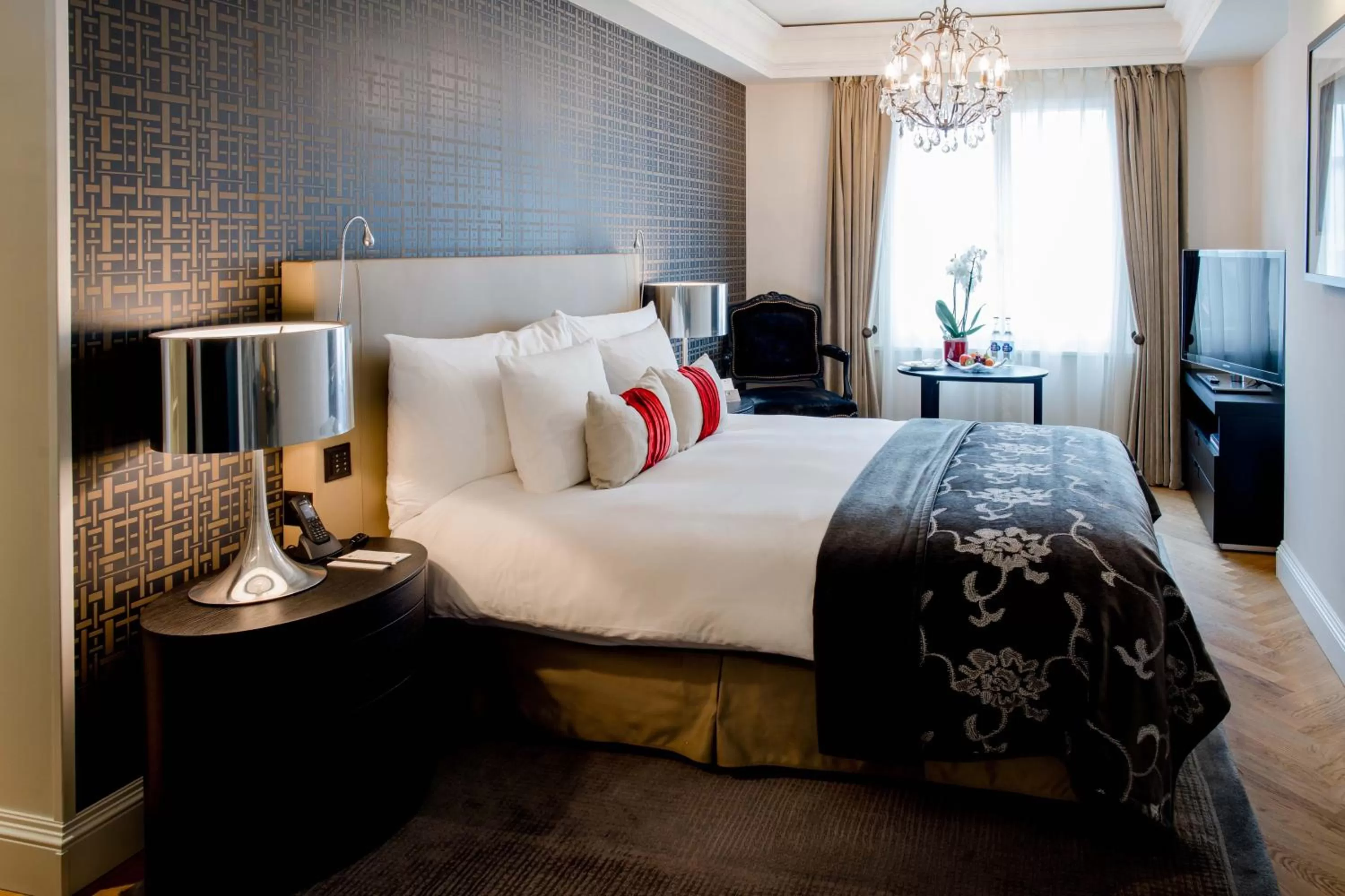 Charming Queen Room in Hotel Schweizerhof Bern & Spa