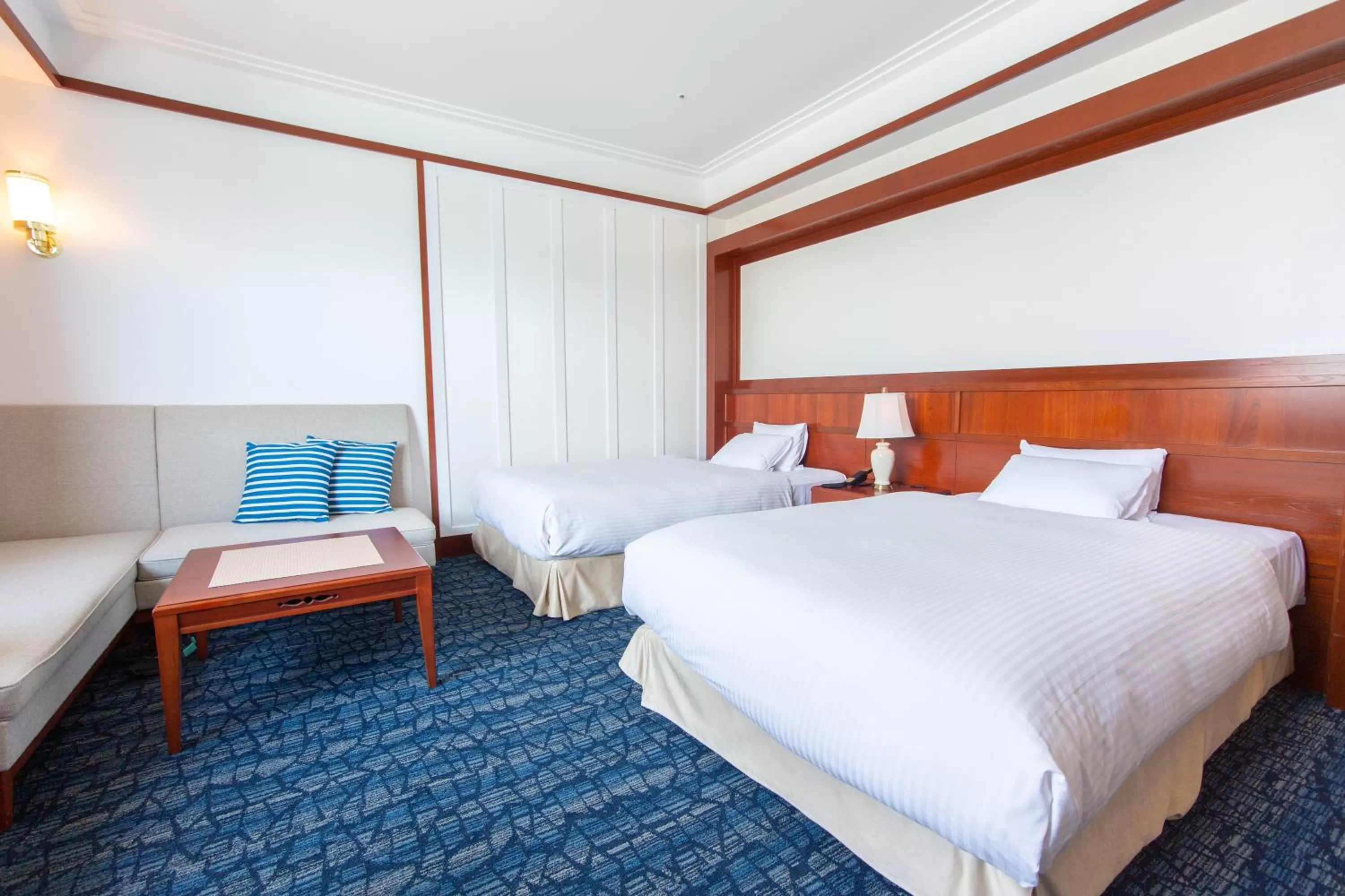 Premier Deluxe Twin Room in Premier Hotel Mojiko