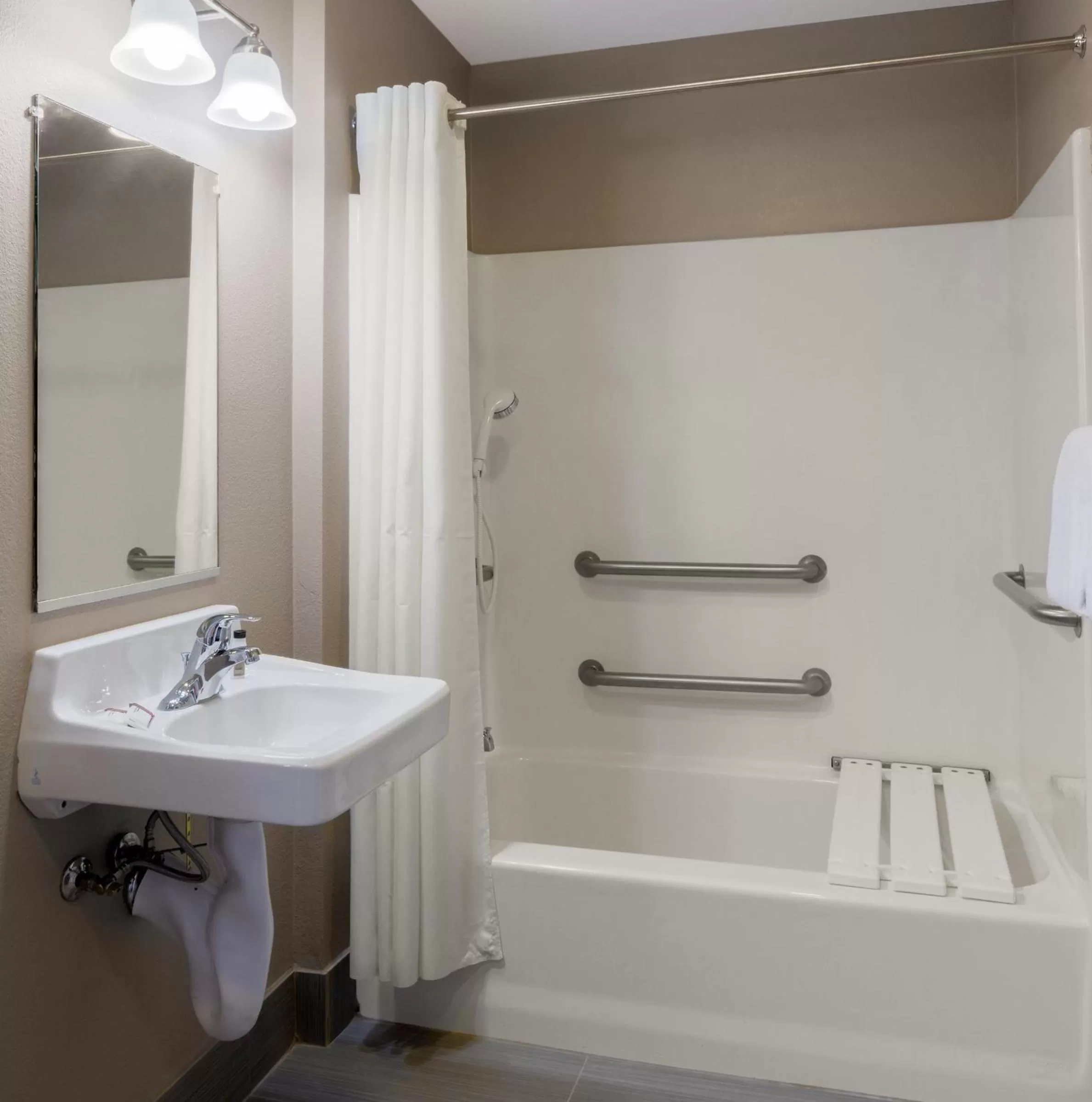 Triple Room with Bath Tub - Mobility Access/Non-Smoking in Travelodge by Wyndham Eureka