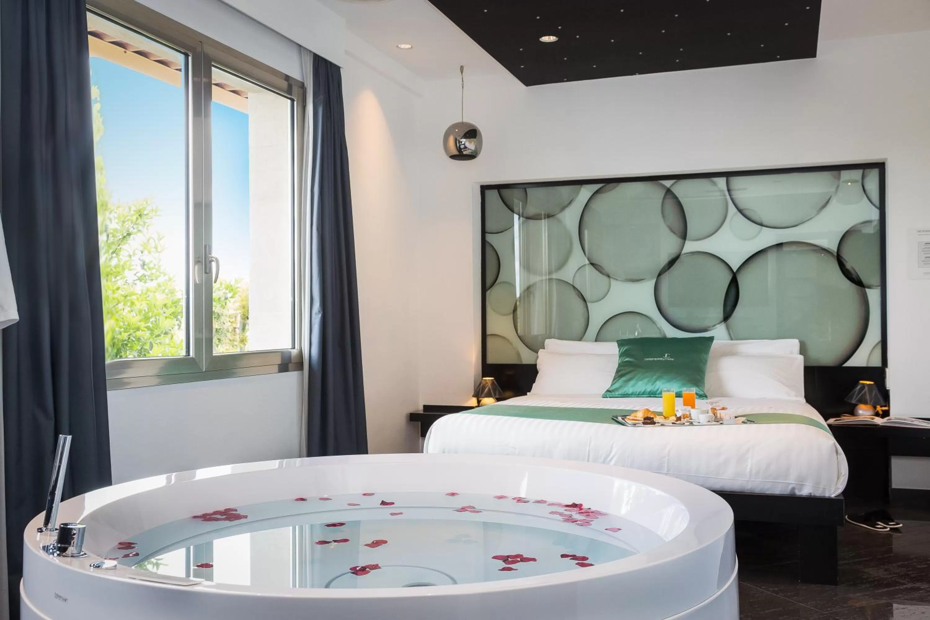 Suite with Hot Tub in JC Hotel