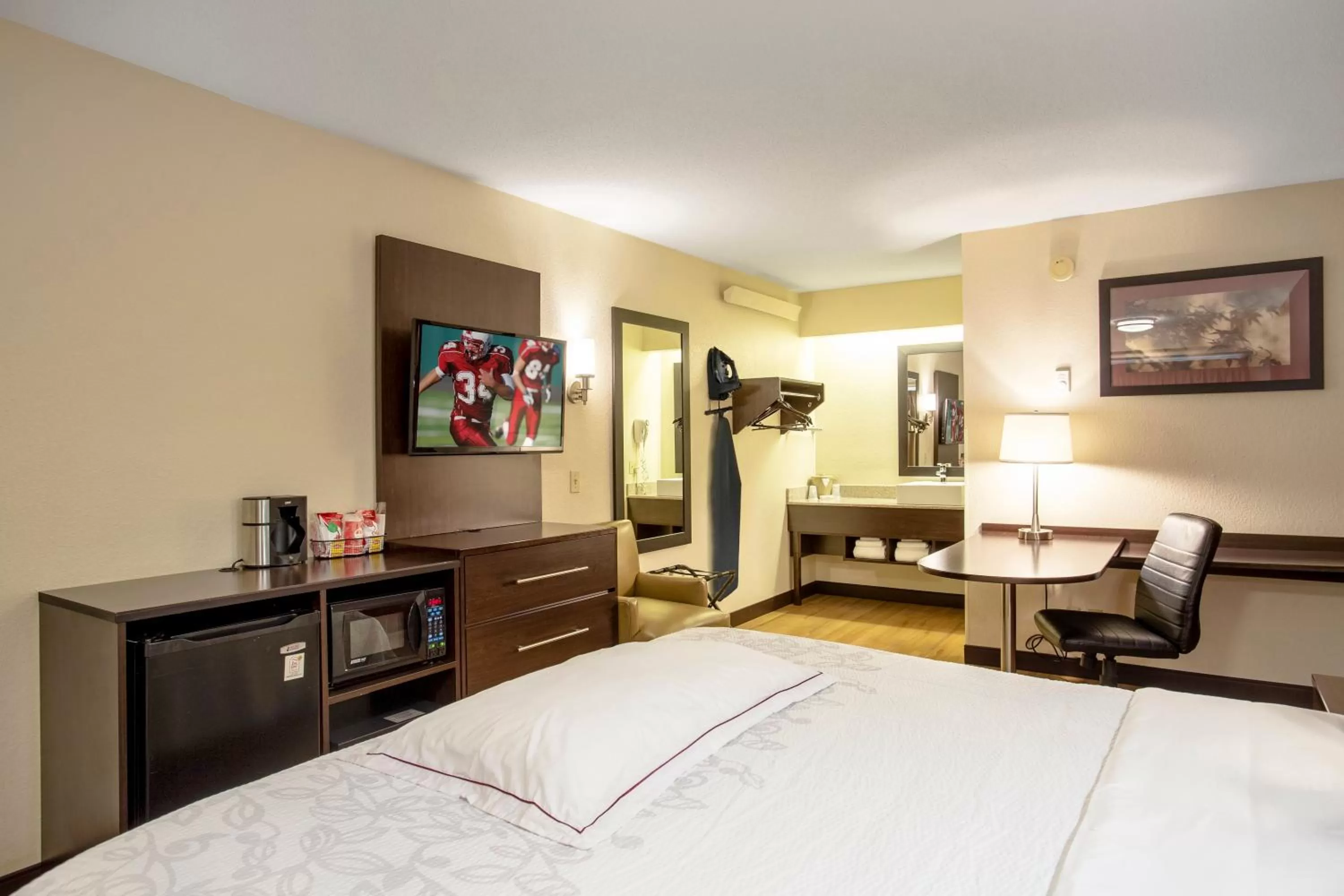 Premium King Room Smoke Free in Red Roof Inn PLUS+ Ann Arbor - U of Michigan North