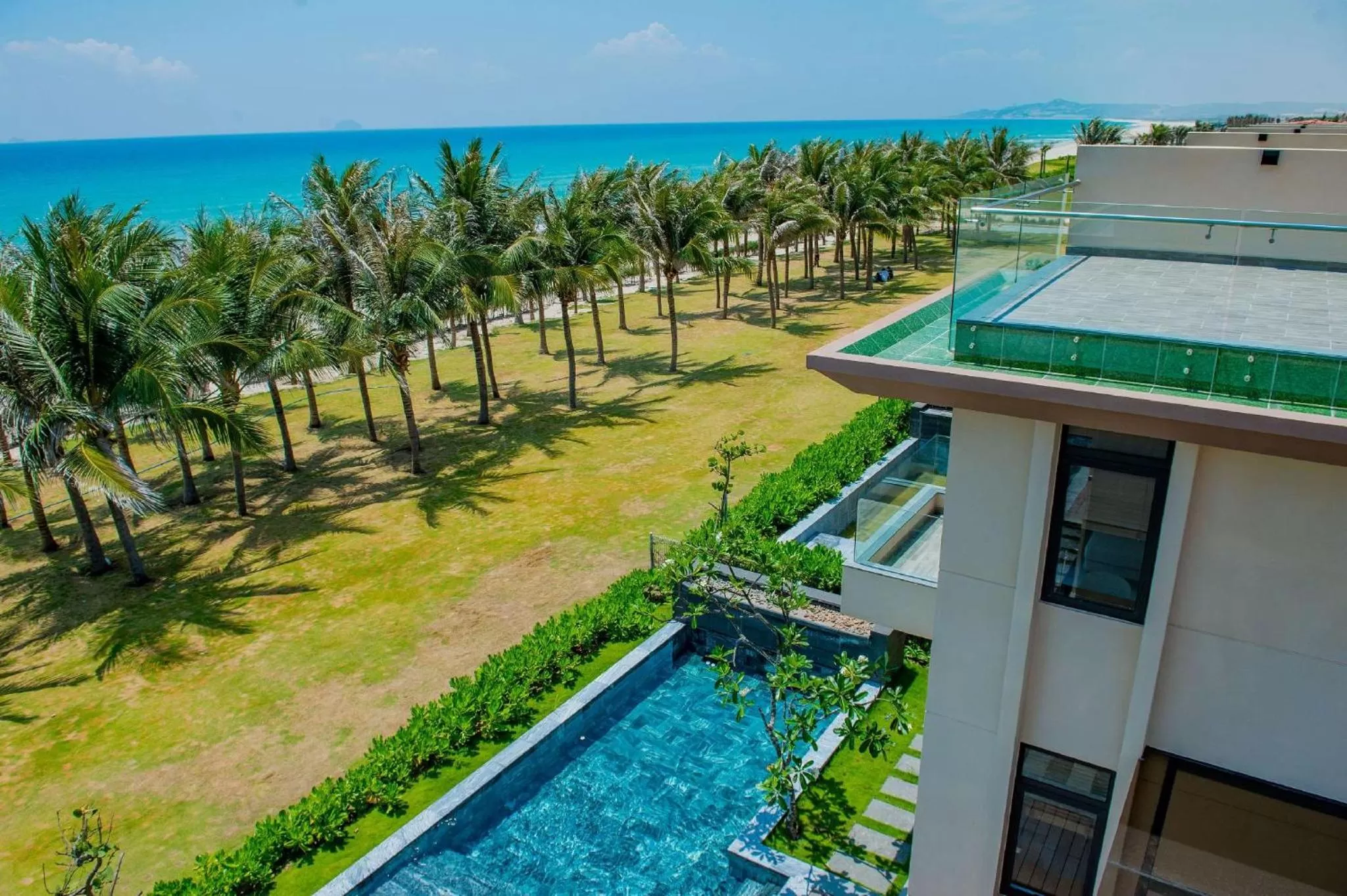 Beachfront Pool 4-Bedroom Villa in Wyndham Garden Cam Ranh Resort