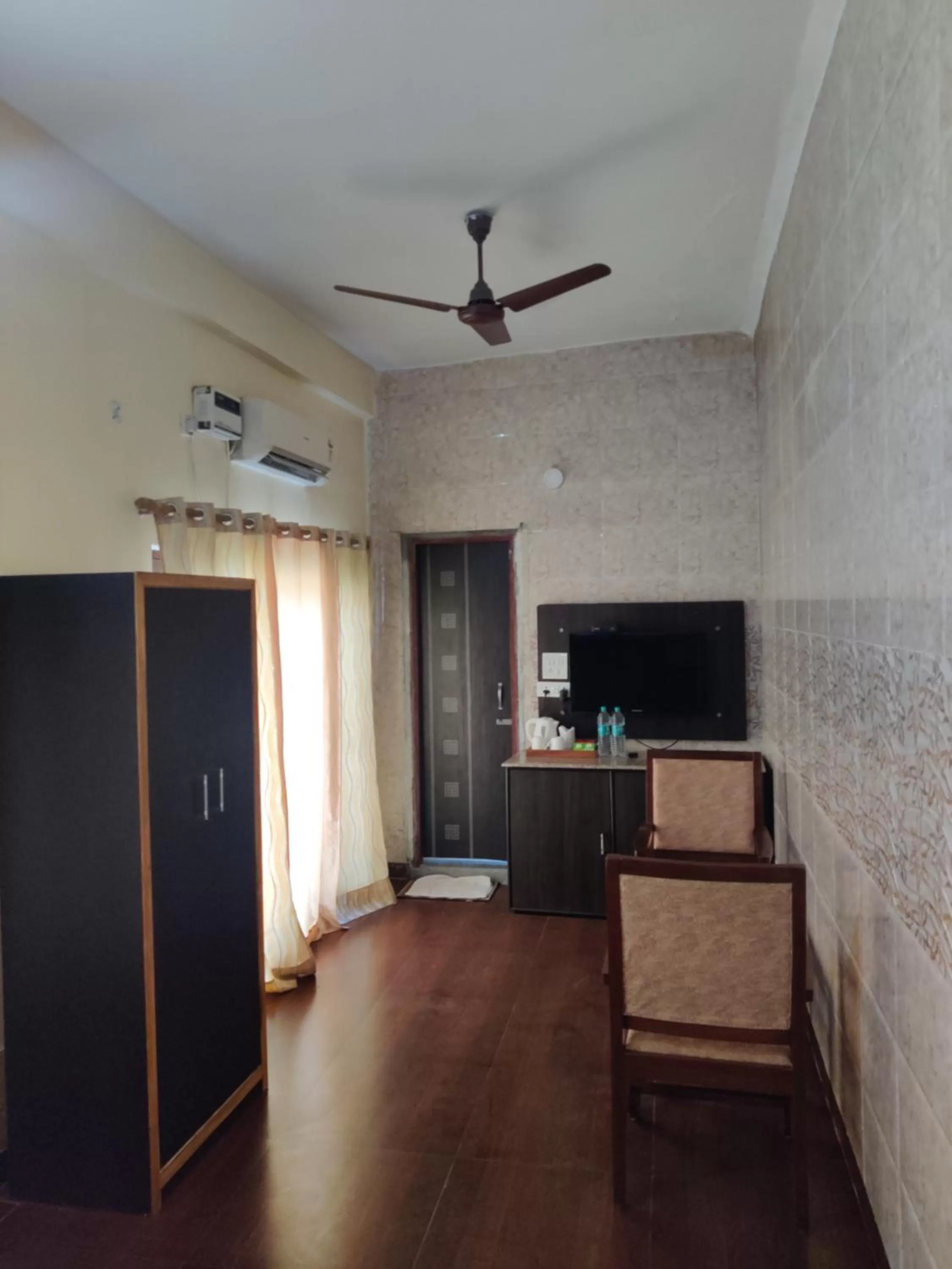 Deluxe Double Room in Kunwar Residency
