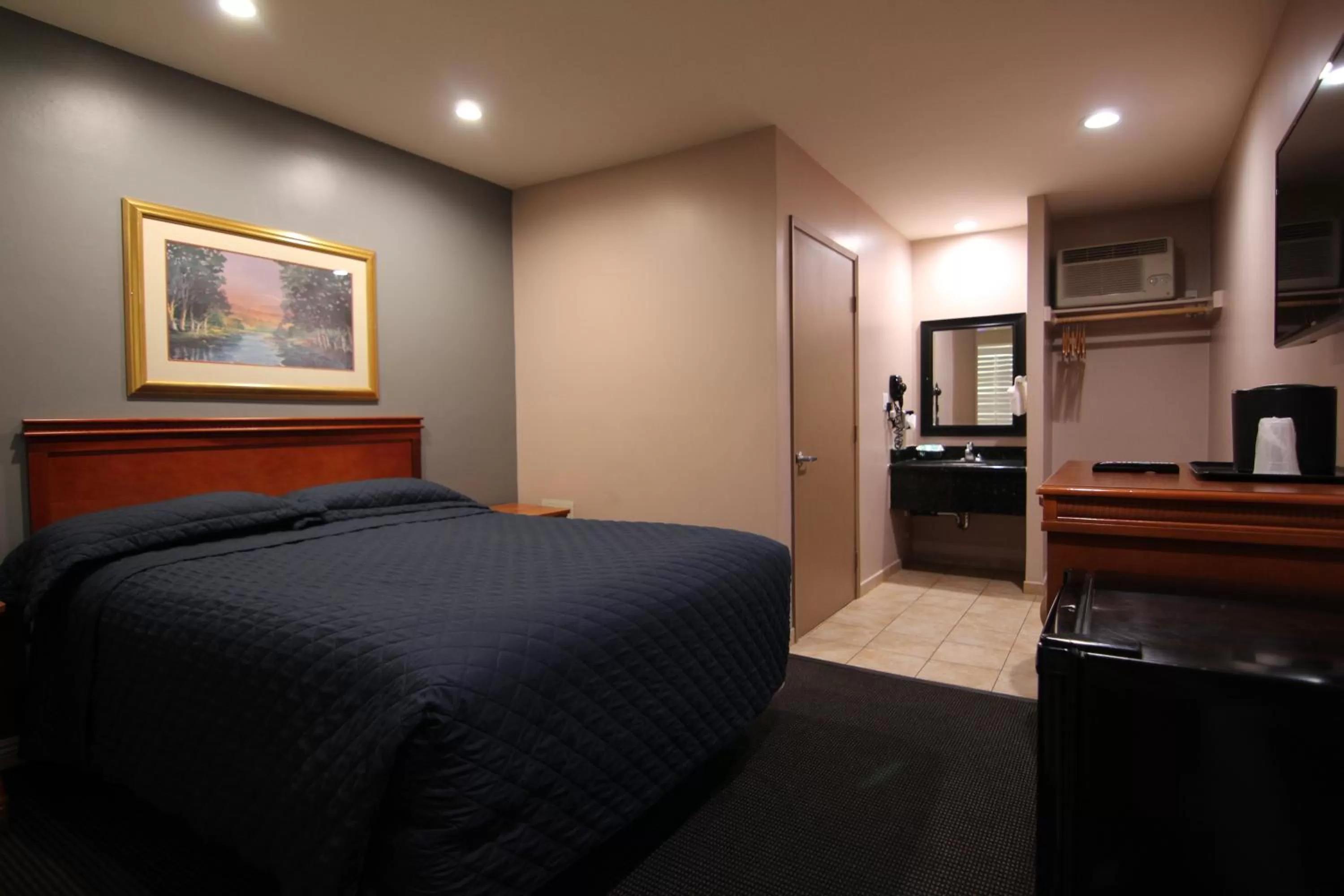 Queen Room - Disability Access in Dunes Inn - Sunset