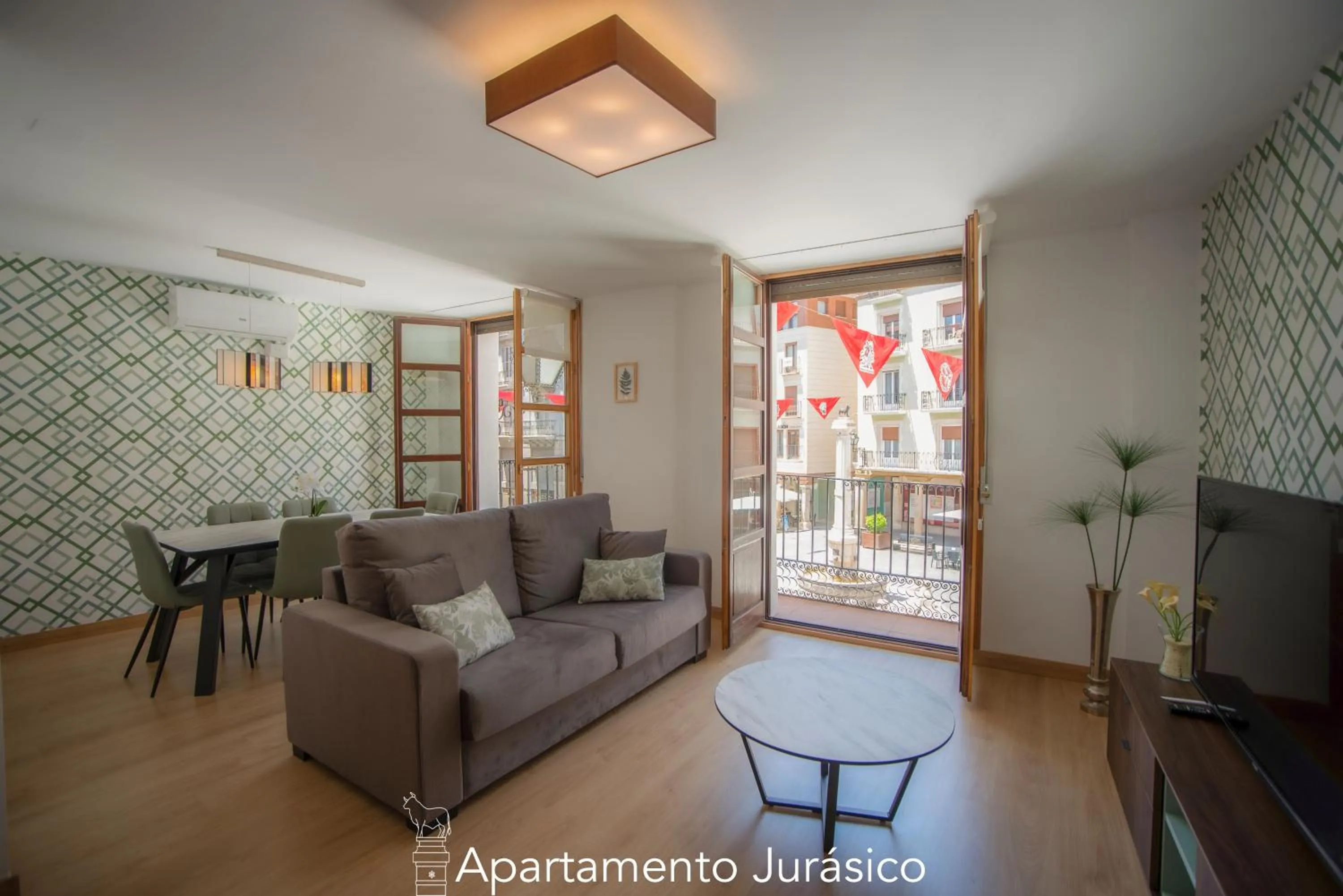 Two-Bedroom Deluxe Apartment with Balcony in Apartamentos Plaza del Torico Teruel