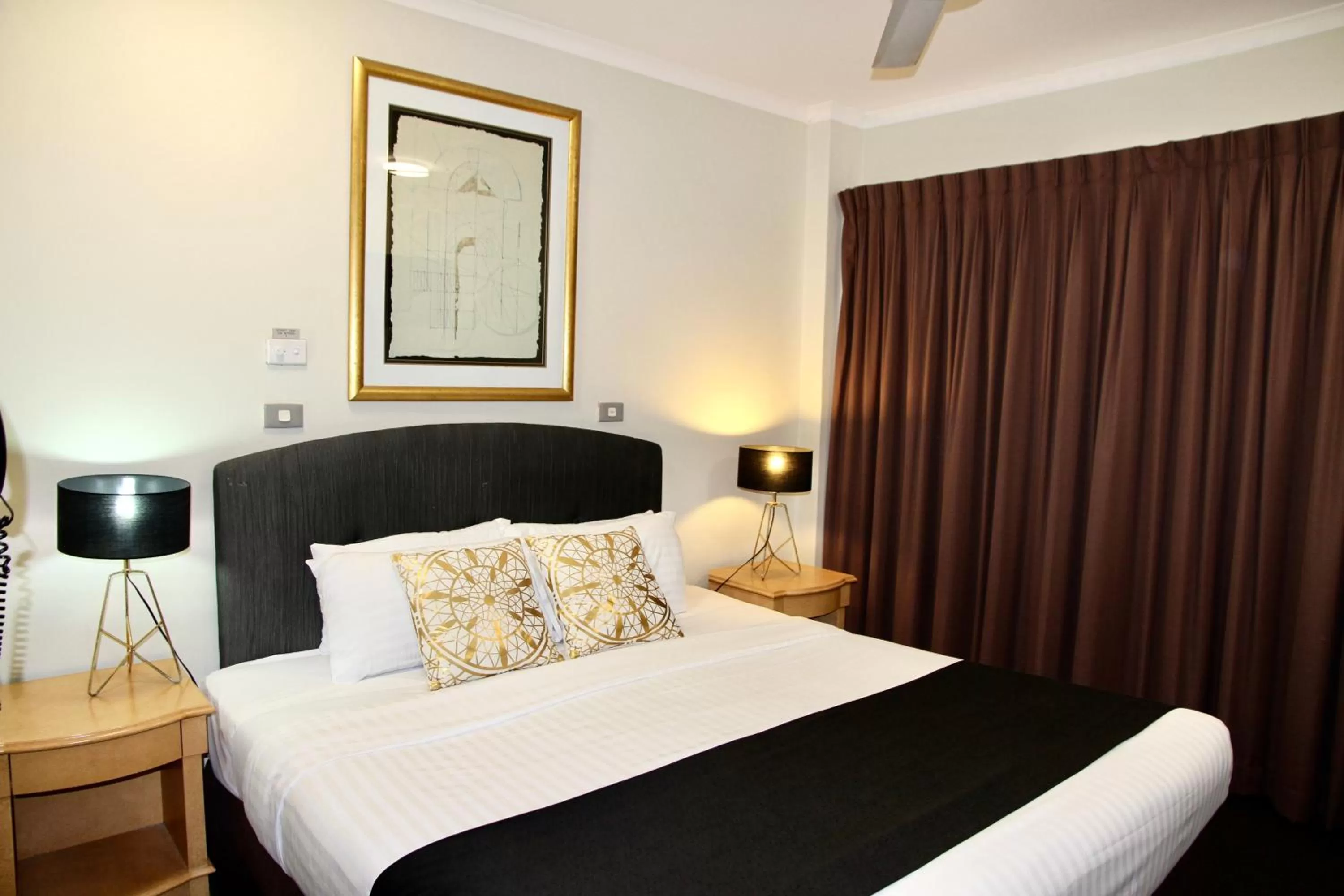 Queen Room in Mariners Court Hotel Sydney