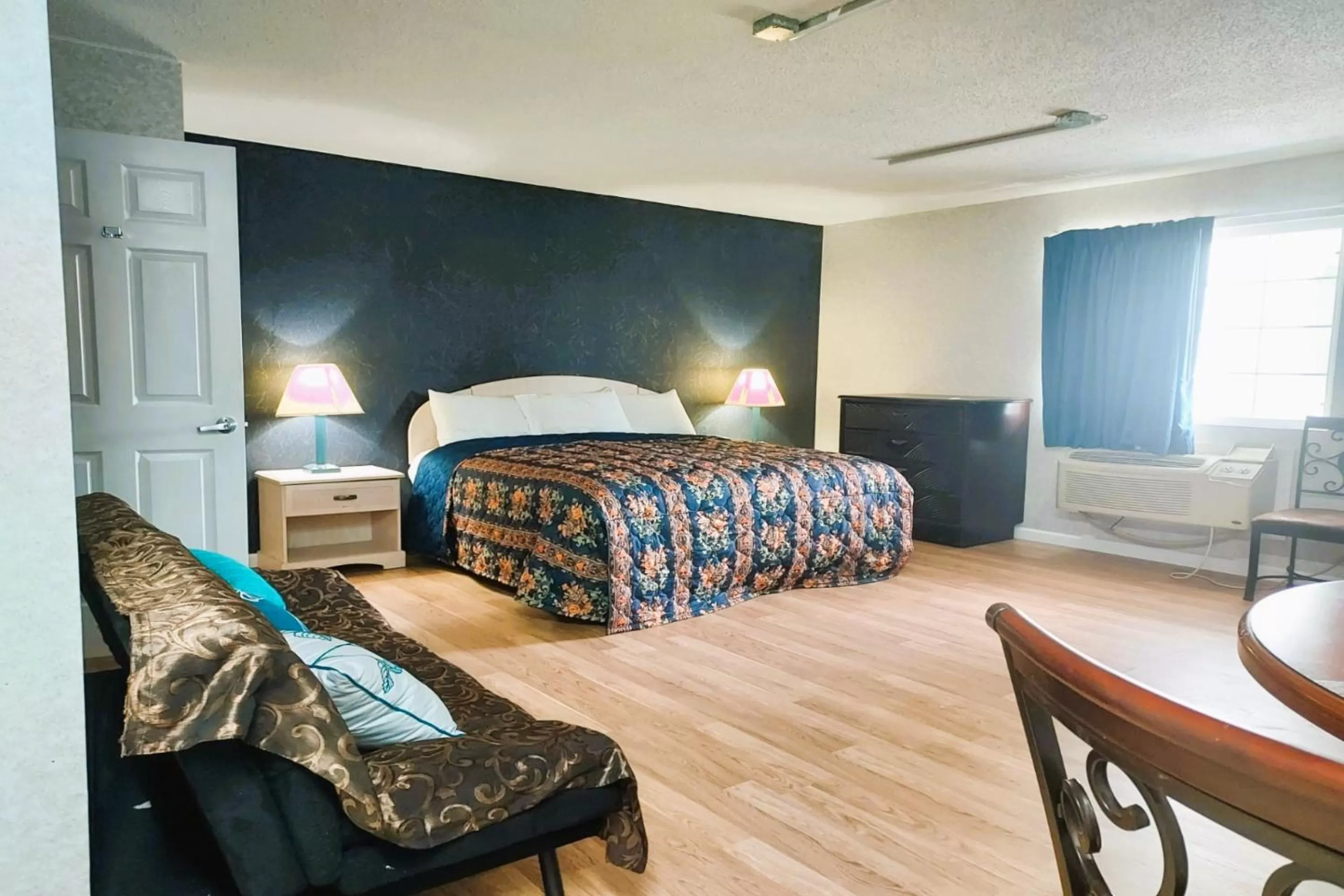 Honeymoon Suite with Kitchenette	 in Studio Inn and Suites