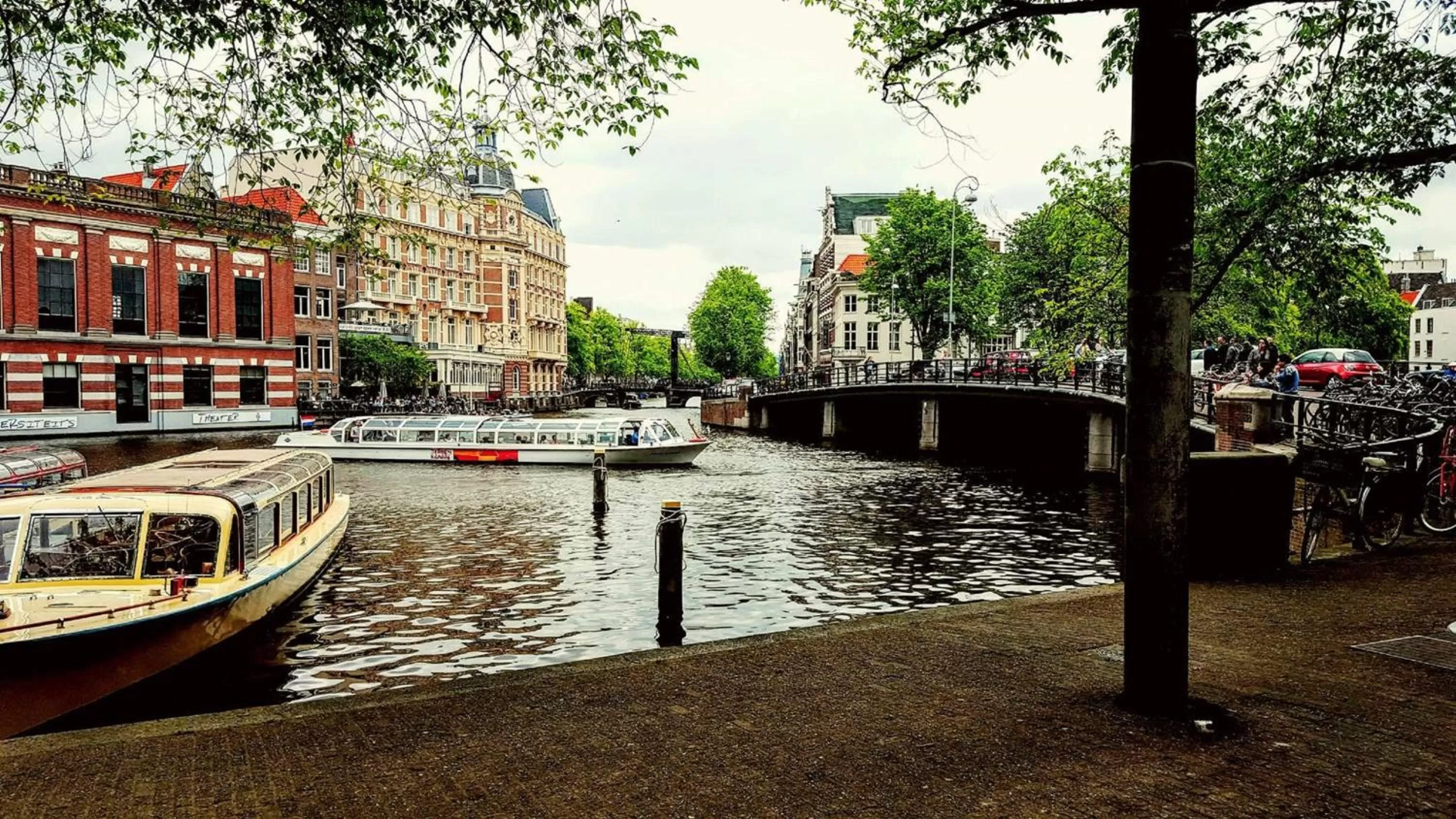 Double or Twin Room with Canal View in Hotel The Bird