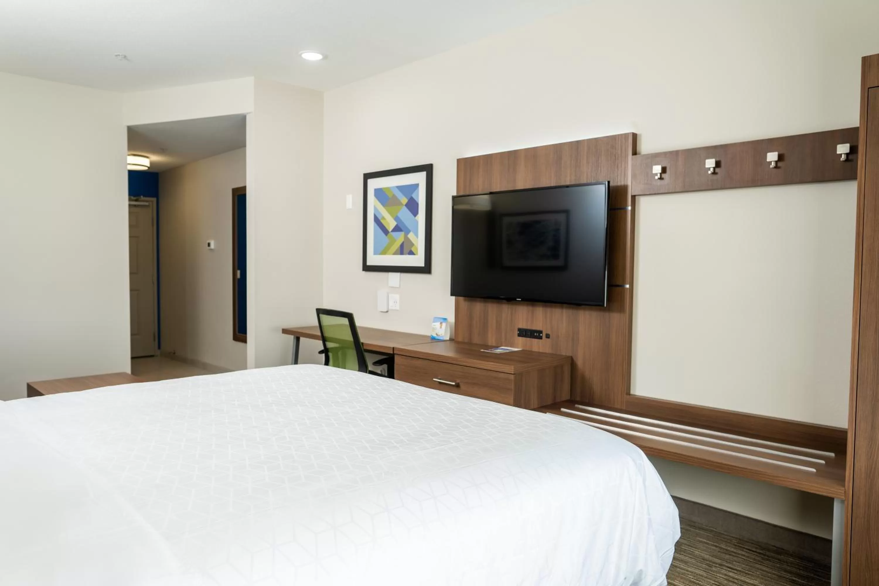 Standard King Room with Mobility Accessible Tub in Holiday Inn Express San Clemente N – Beach Area by IHG