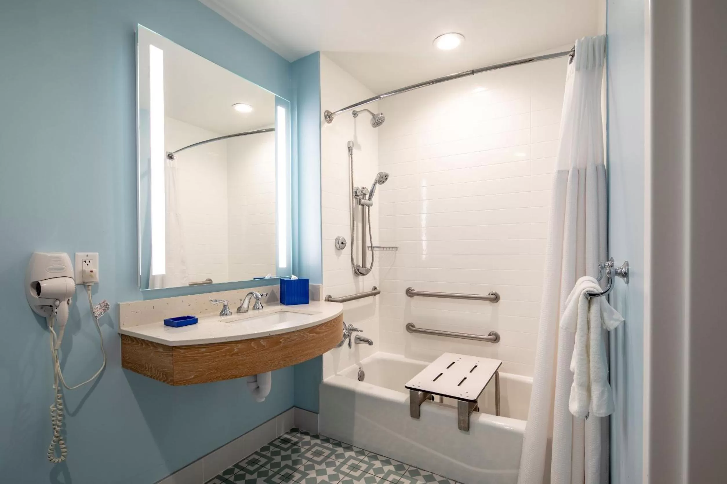 Two-Bedroom Suite Pool View with ADA Tub Mobility Accessible (Includes Early Park Admission*) in Universal’s Endless Summer Resort – Dockside Inn and Suites