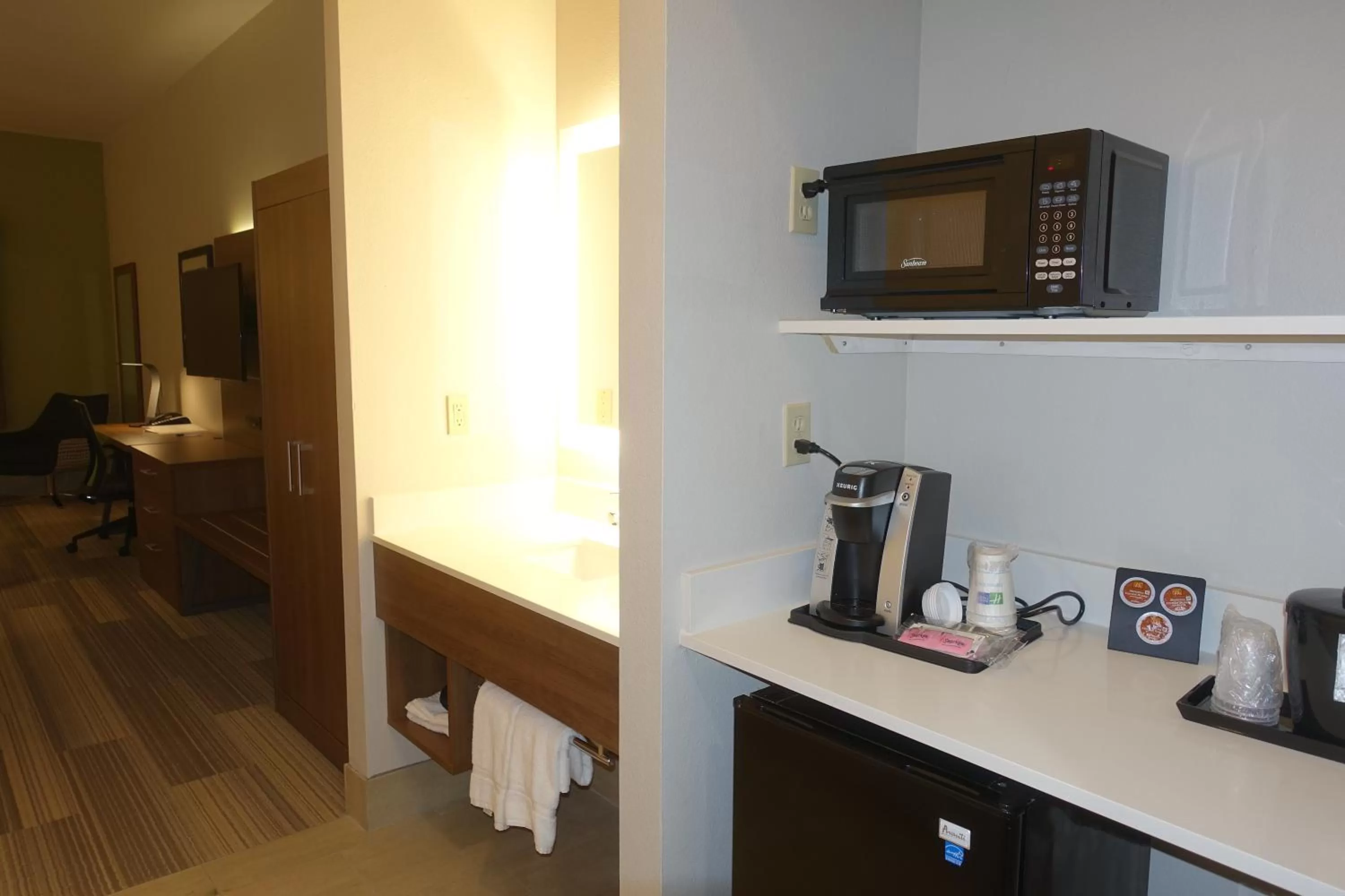 Queen Room with Two Queen Beds - Hearing Accessible in Holiday Inn Express & Suites Brentwood