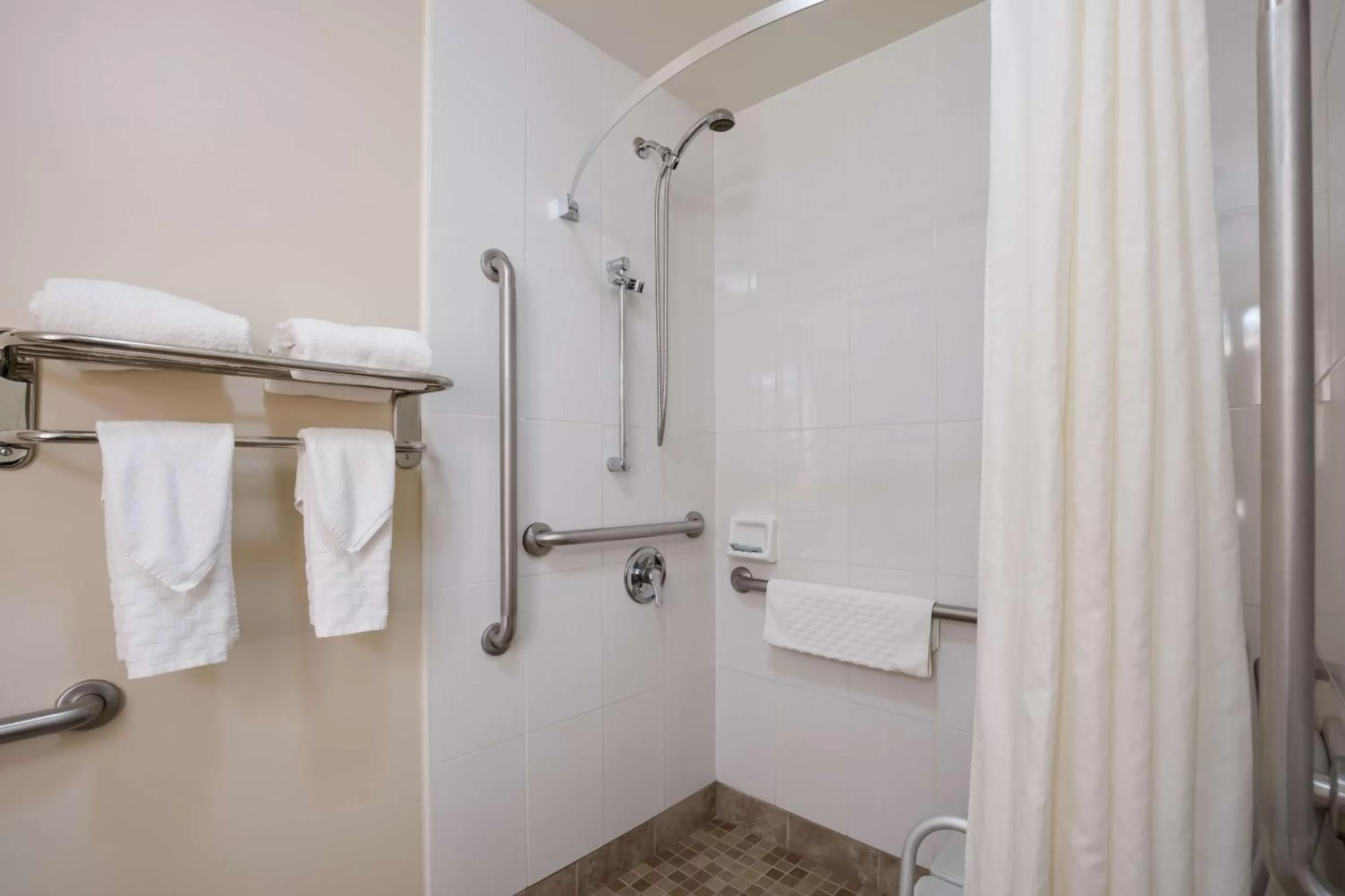 King Room with Roll-In Shower - Mobility Access in Best Western Northwest Indiana Inn