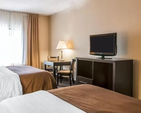 Standard Queen Room with Two Queen Beds and Tub - Accessible/Non-Smoking in Quality Inn & Suites Niles