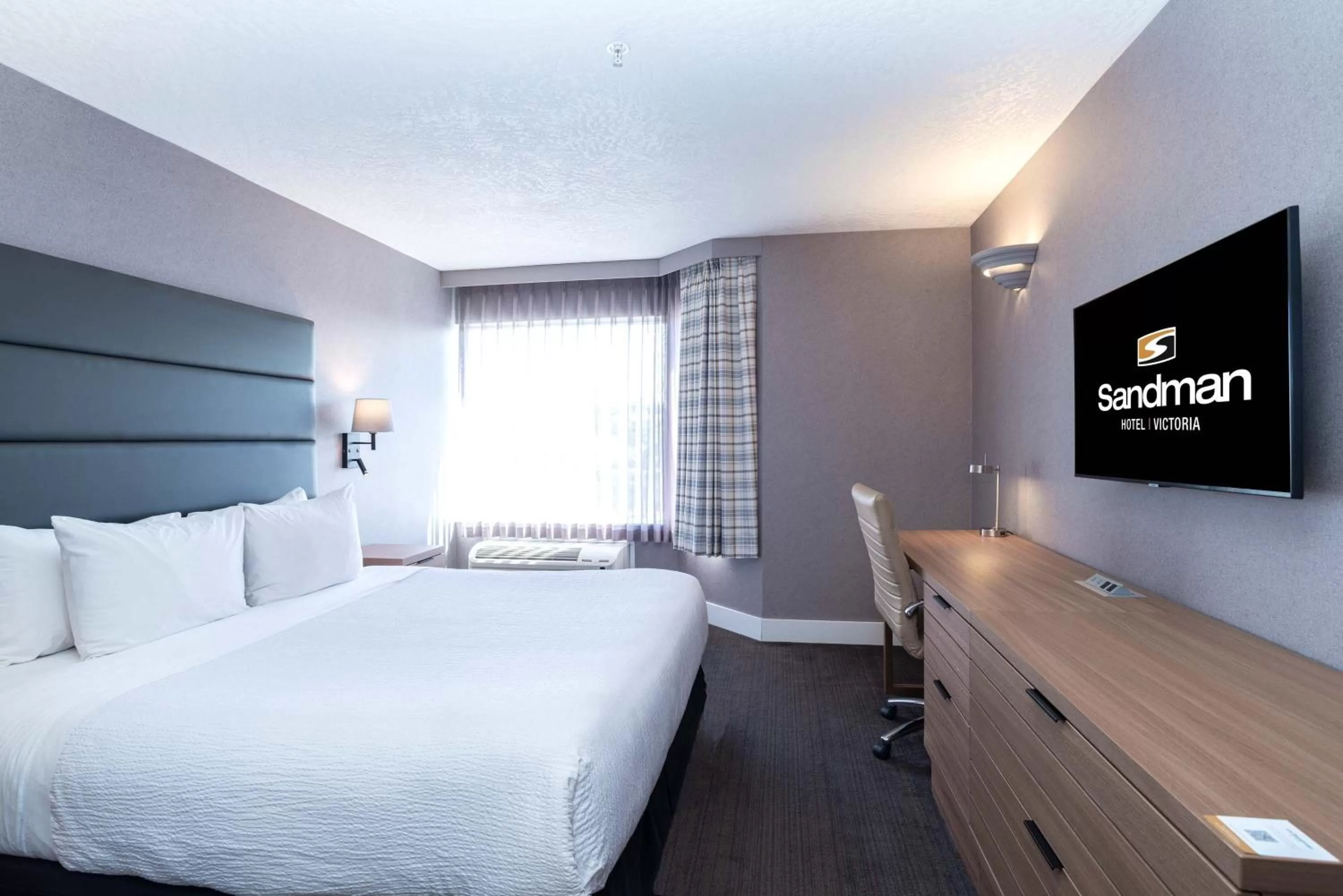 Standard Suite, 1 King Bed, Sofa Bed, Kitchenette in Sandman Hotel Victoria