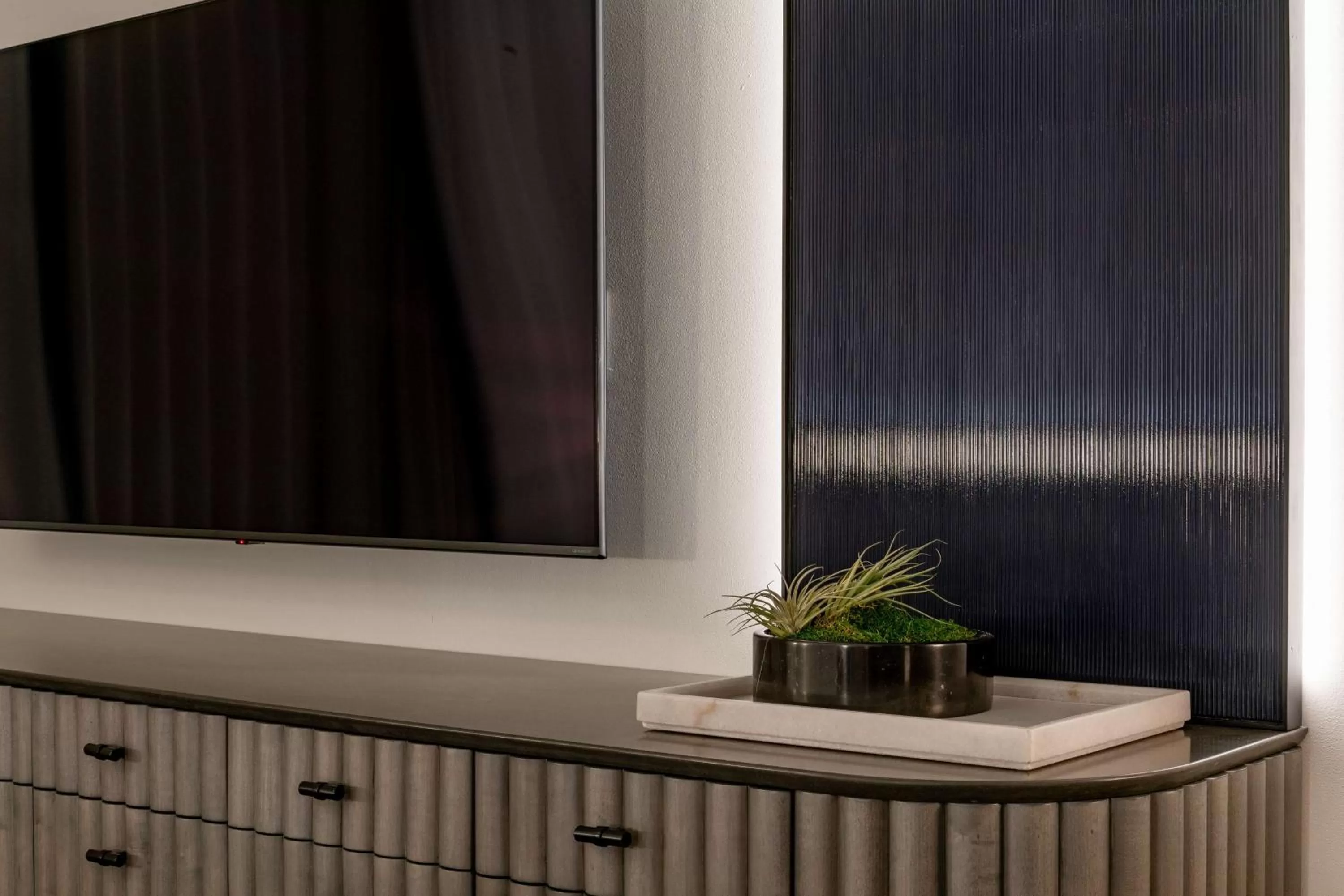 Queen Room with Two Queen Beds - Mobility Access in The Morrow Washington Dc, Curio Collection By Hilton